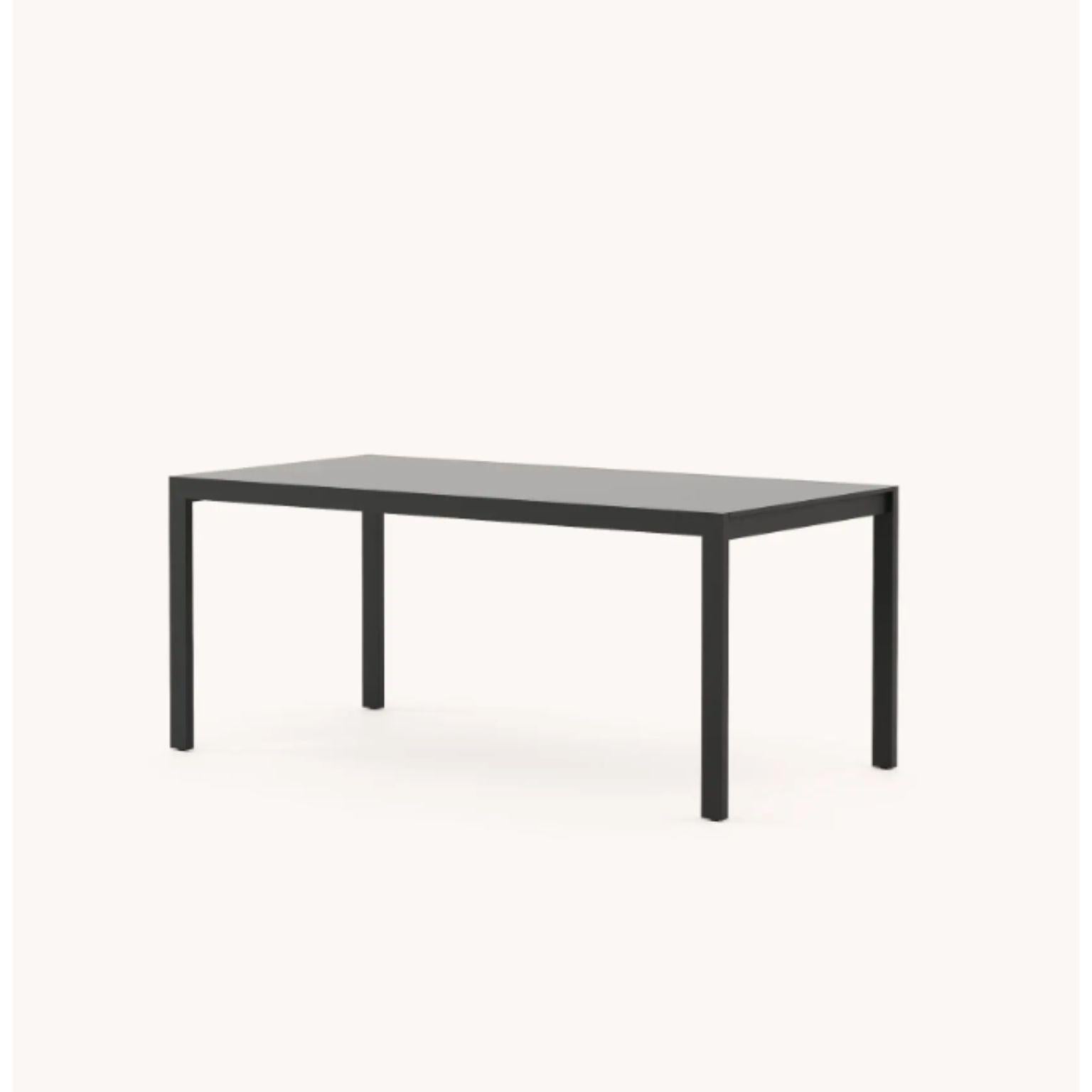 Table de salle à manger Bondi par Domkapa
Matériaux : acier texturé noir, laqué noir.
Dimensions : L 180 x P 90 x H 78 cm : L 180 x P 90 x H 78 cm.
Également disponible dans différents matériaux. 

Rassemblez vos amis et votre famille et