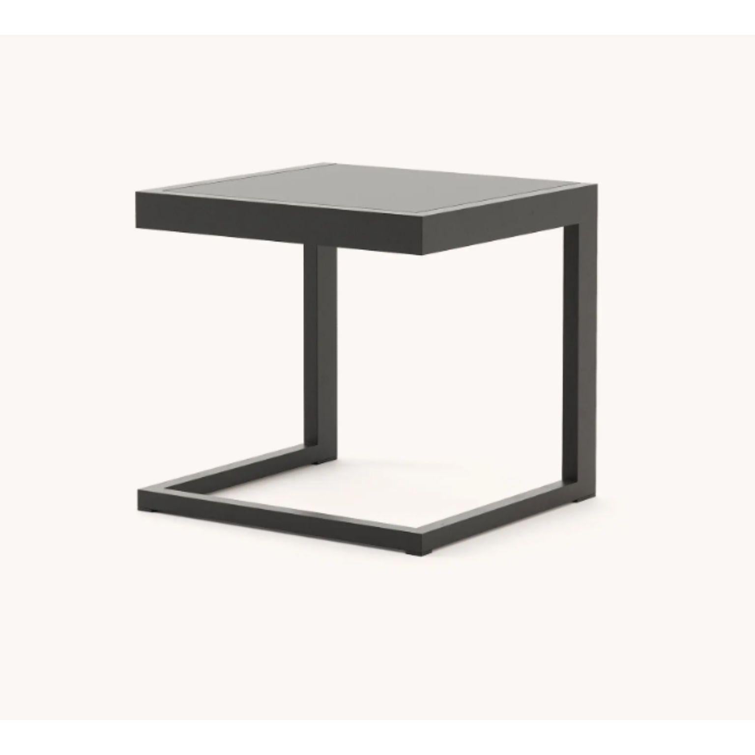 Bondi Beistelltisch von Domkapa.
MATERIALIEN: schwarzer texturierter Stahl, grau lackiert.
Abmessungen: B 56 x T 52 x H 52,5 cm.
Auch in verschiedenen MATERIALEN erhältlich.

Es ist an der Zeit, den Außenbereich mit Accessoires auszustatten,