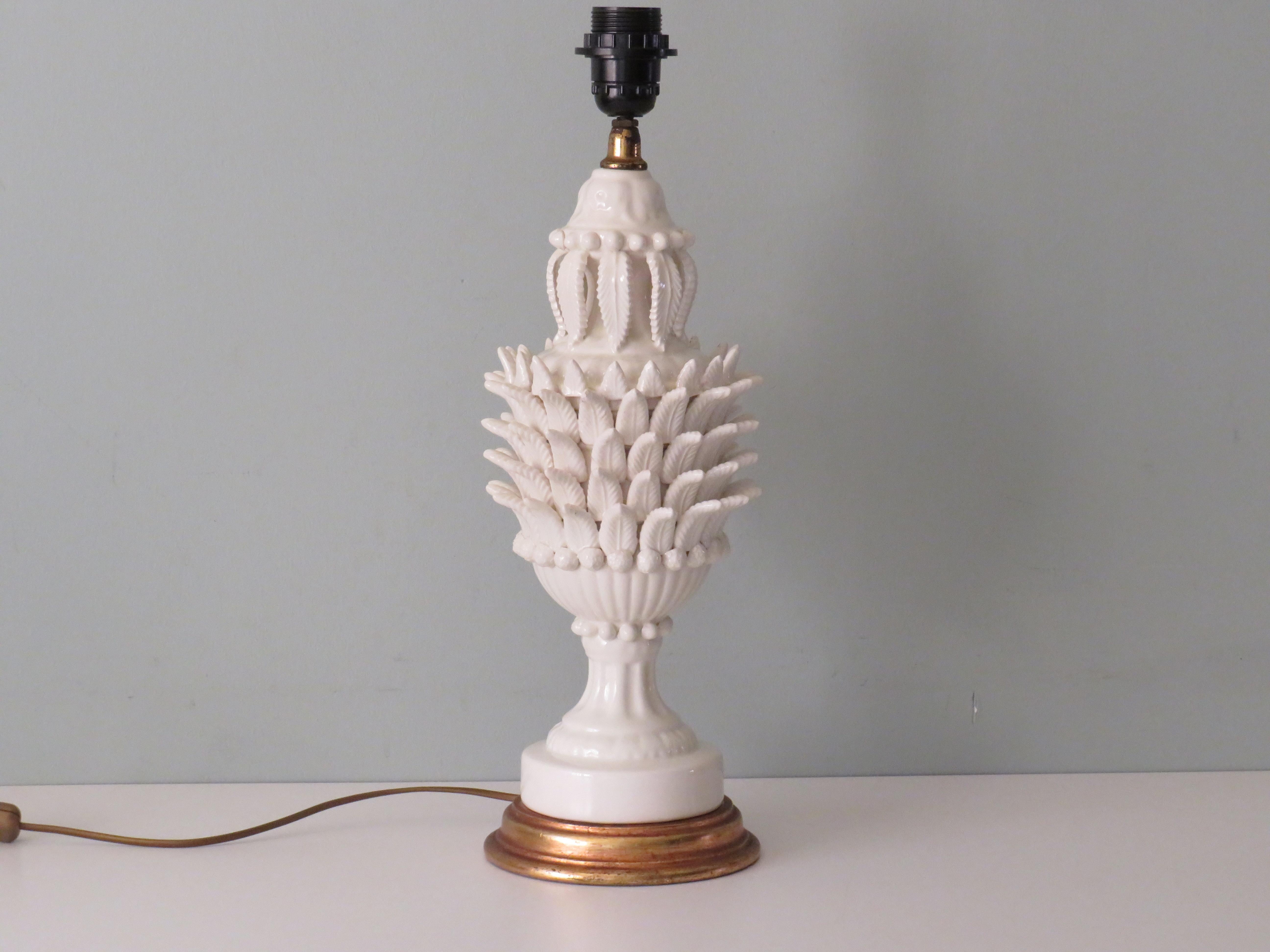 Magnifique pied de lampe détaillé de Bondia Manises en céramique émaillée blanche sur une base en bois doré. 
Mesures : Hauteur : 49 cm max. Diamètre : 15 cm. 
La lampe est dotée d'un raccord E 27 et d'un câblage entièrement doré avec bouton