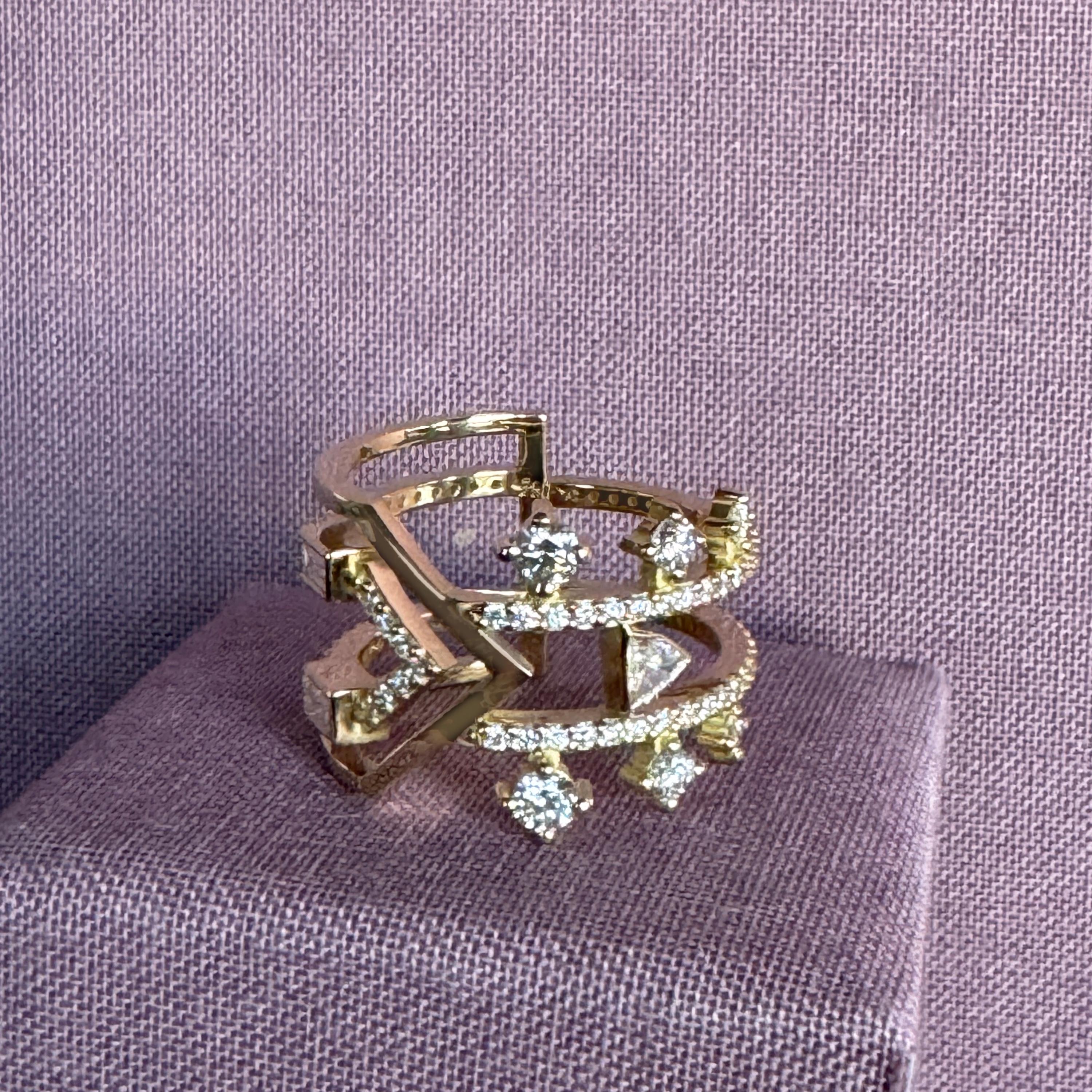Bonding-Ring aus 18 Karat Gelbgold mit Diamanten in verschiedenen Formen (Trillionschliff) im Angebot
