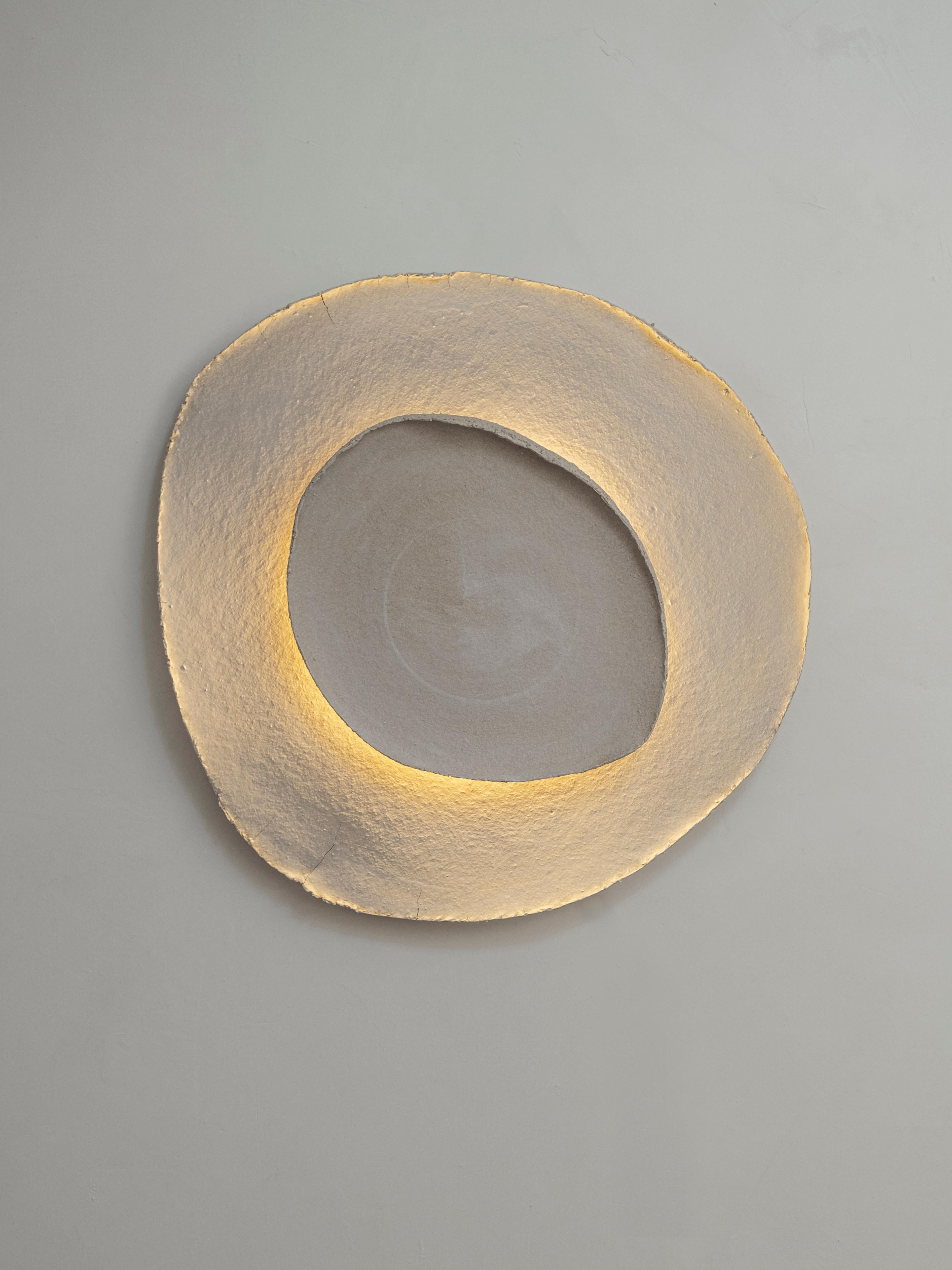 Aplique Bone nº 19 de Margaux Leycuras.
Único, Firmado y numerado.
Dimensiones: Ø56 cm.
Material: Cerámica, encimeras de gres de arena con acabado de engobe porcelánico.
La pieza está firmada, numerada y se entrega con un certificado de