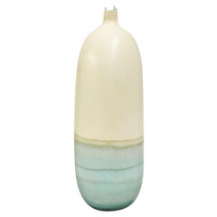 Jarrón Venus de hueso y azul hielo de Elyse Graham