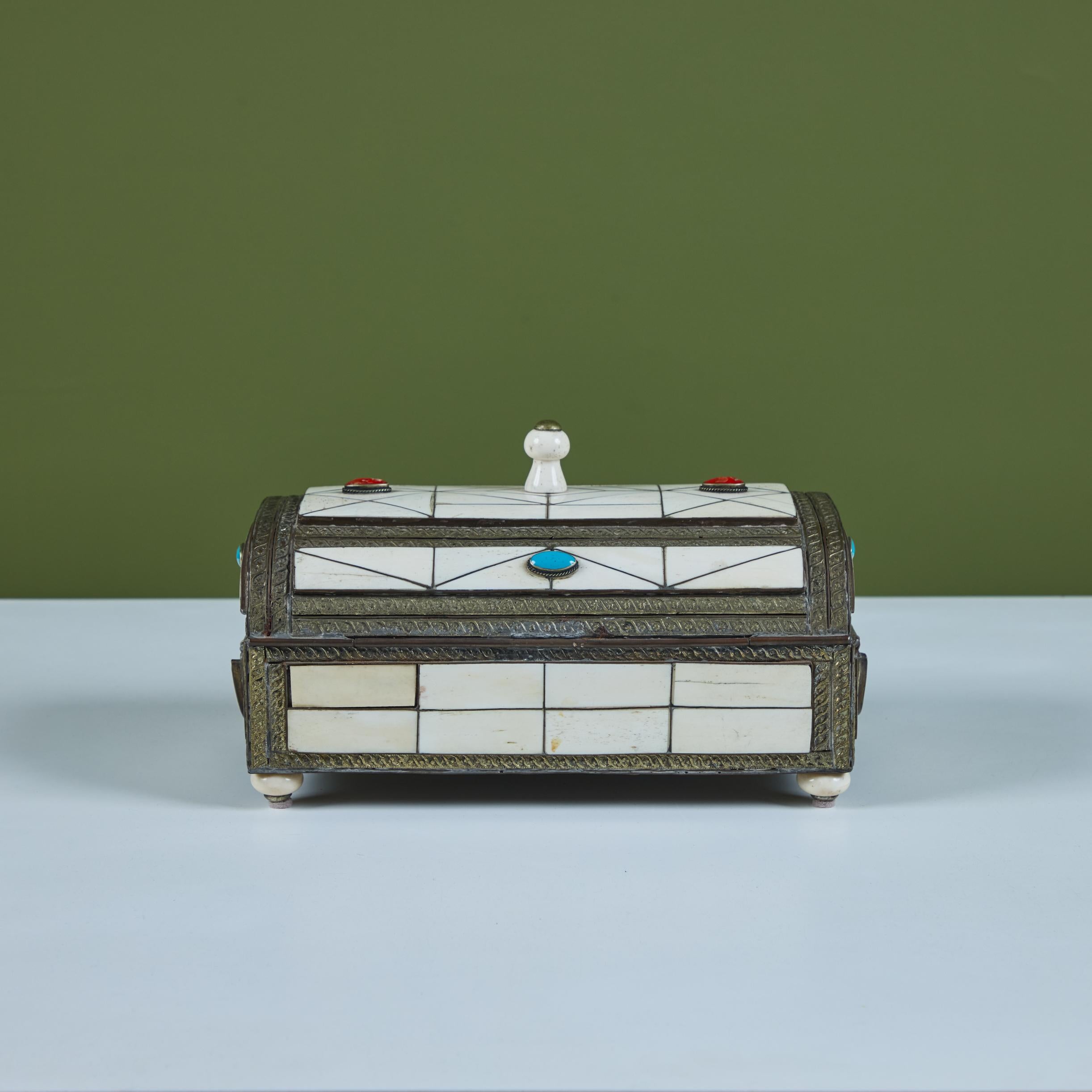 Caja con tapa de hueso y piedra siglo XX en venta