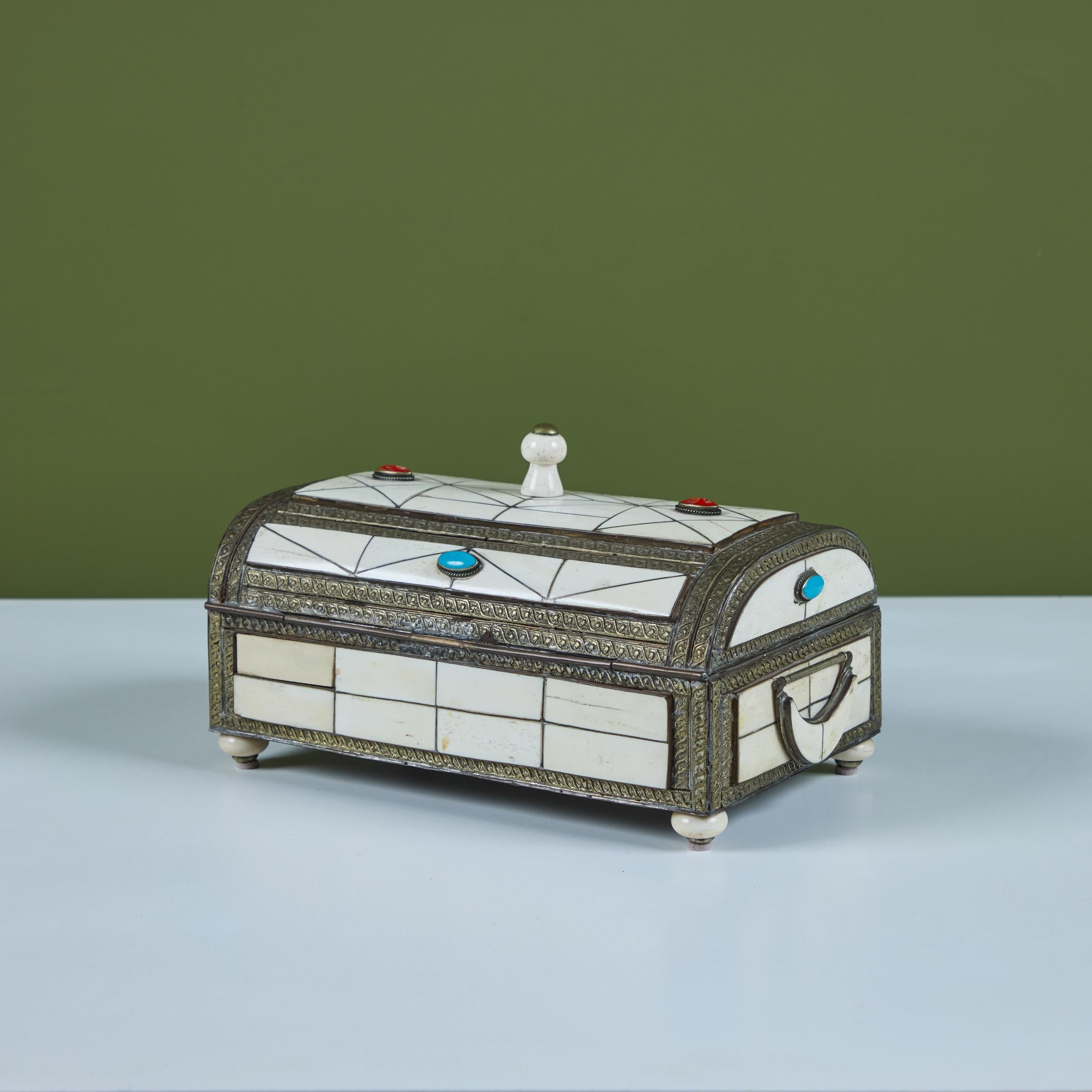 Caja con tapa de hueso y piedra Metal en venta