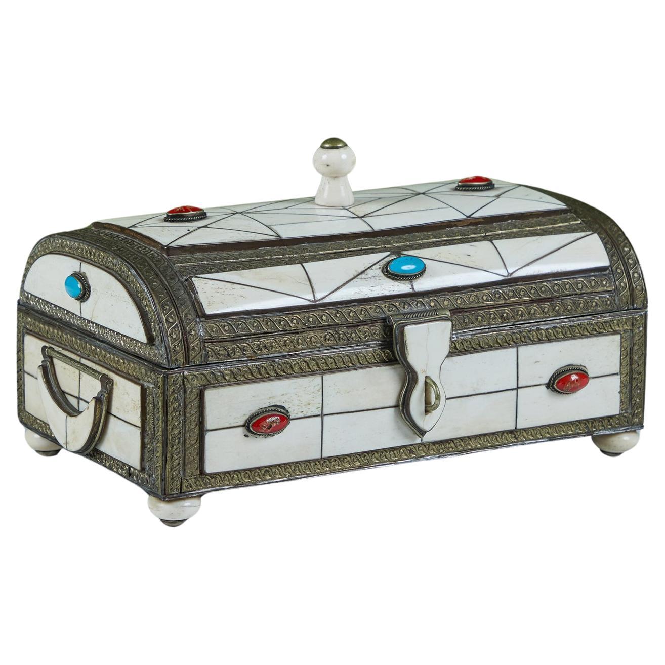 Caja con tapa de hueso y piedra