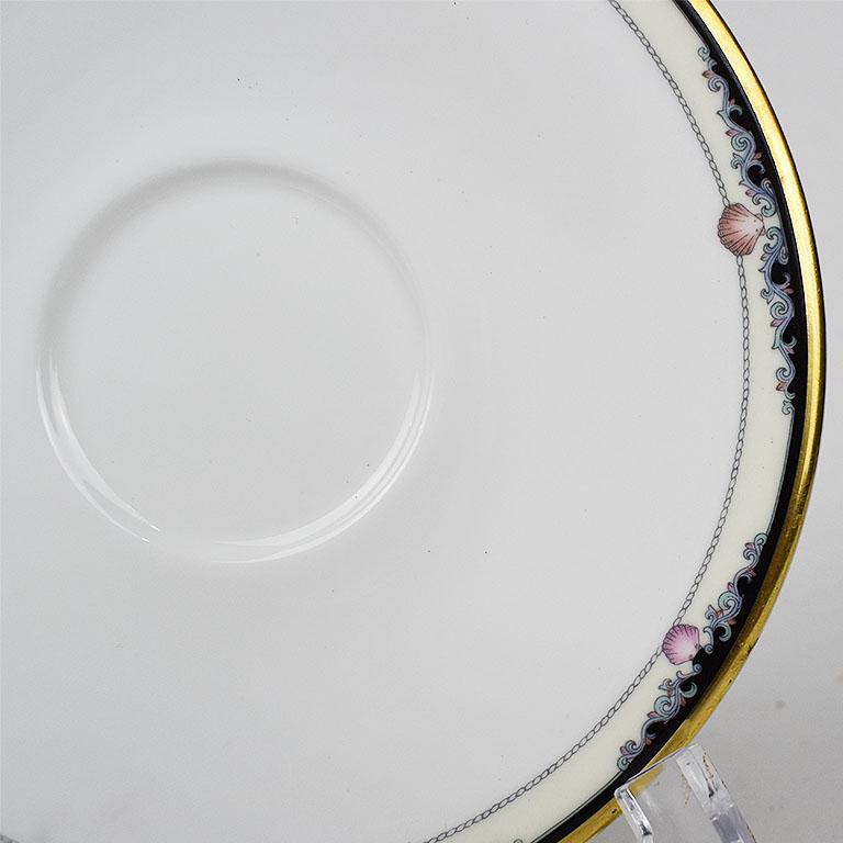 Victorien tardif Saucière Royal Doulton Rhodes en porcelaine à la cendre d'os avec motif de coquillages roses et bleus, Angleterre en vente