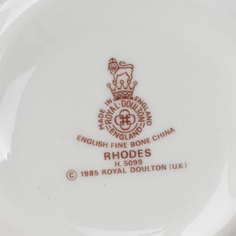 Fin du 20e siècle Saucière Royal Doulton Rhodes en porcelaine à la cendre d'os avec motif de coquillages roses et bleus, Angleterre en vente