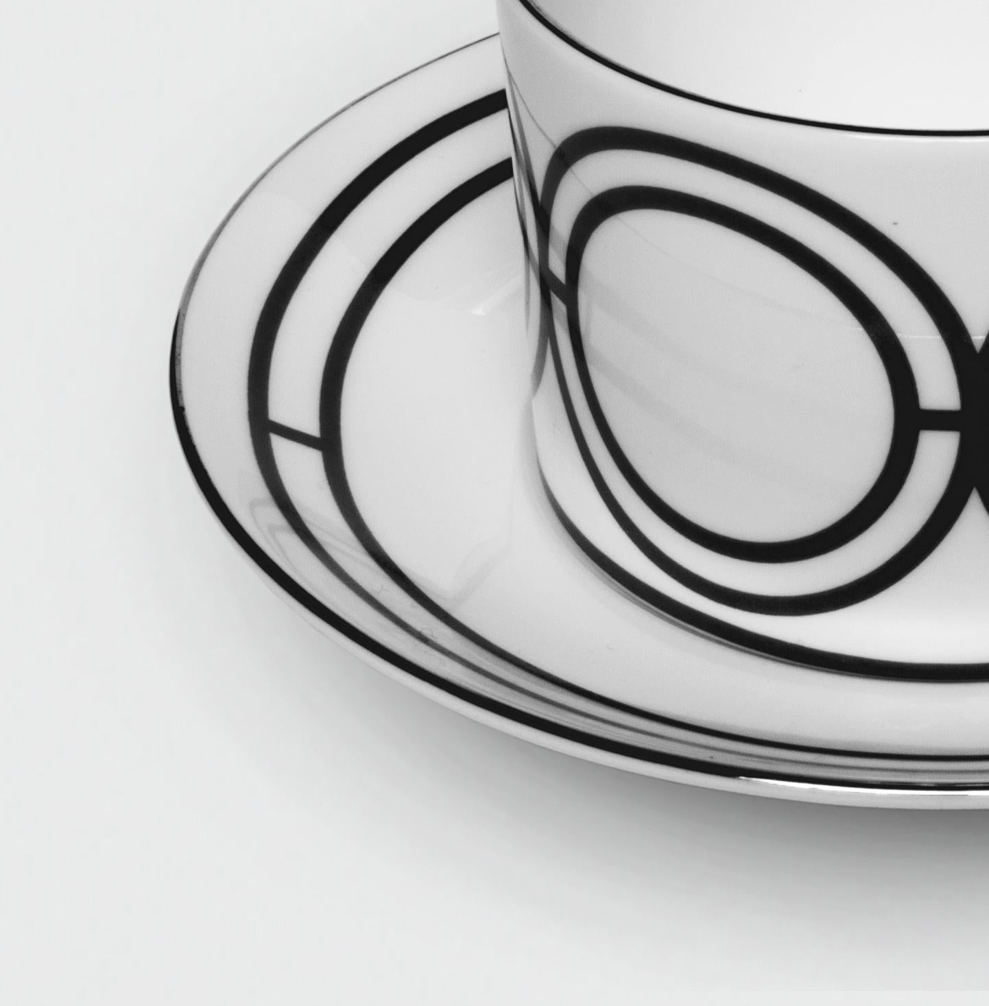Moderne Tasse à thé et soucoupe en porcelaine à la cendre d'os avec impression monochrome, fabriquées à Stoke-On-Trent  en vente