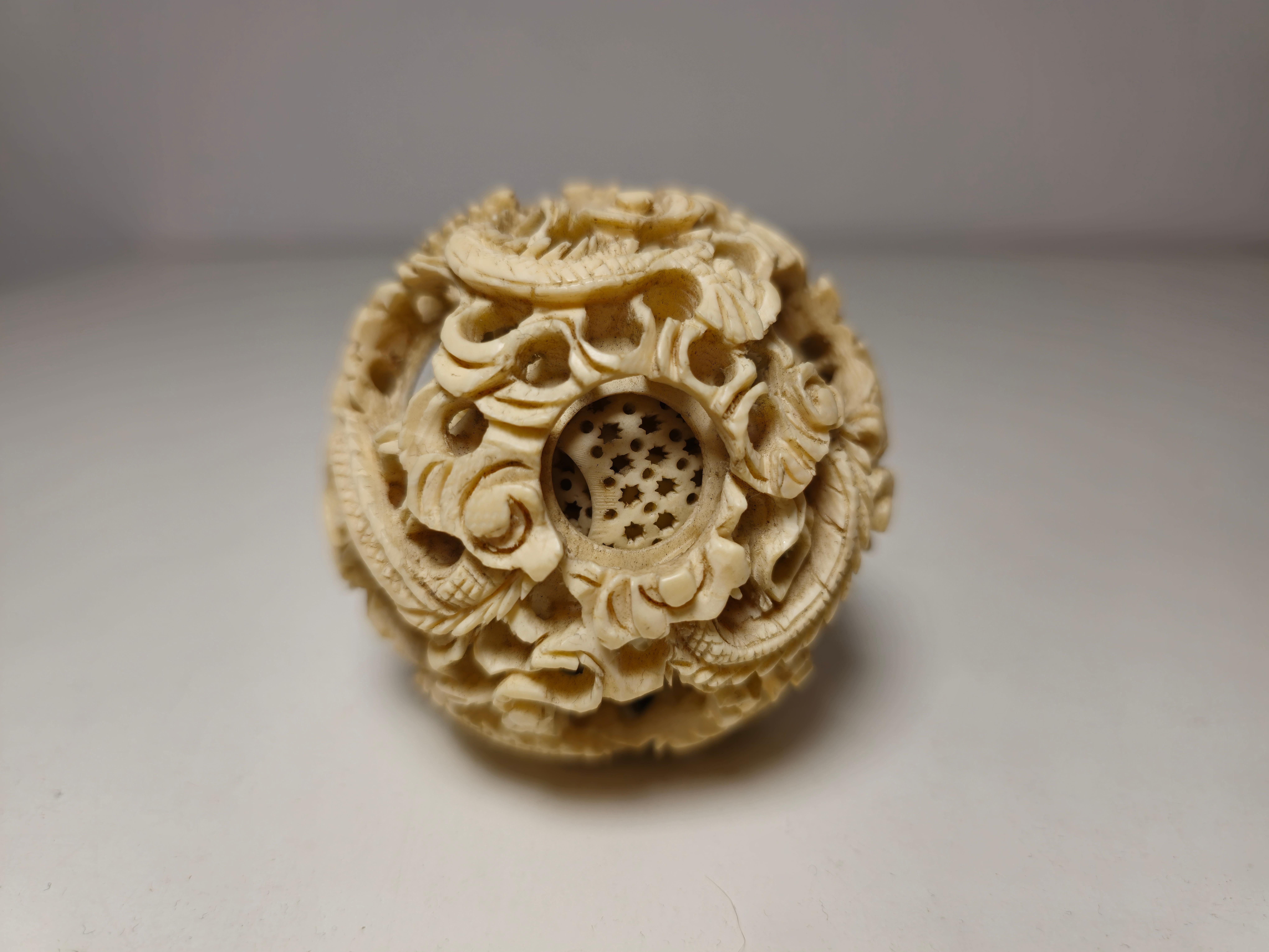 Scopri questa squisita palla puzzle cinese in osso con il suo supporto, un vero capolavoro di artigianato asiatico. Questo puzzle ball a più strati (9) con drago si trova in cima a un supporto in osso finemente intagliato. Il supporto è scomponibile