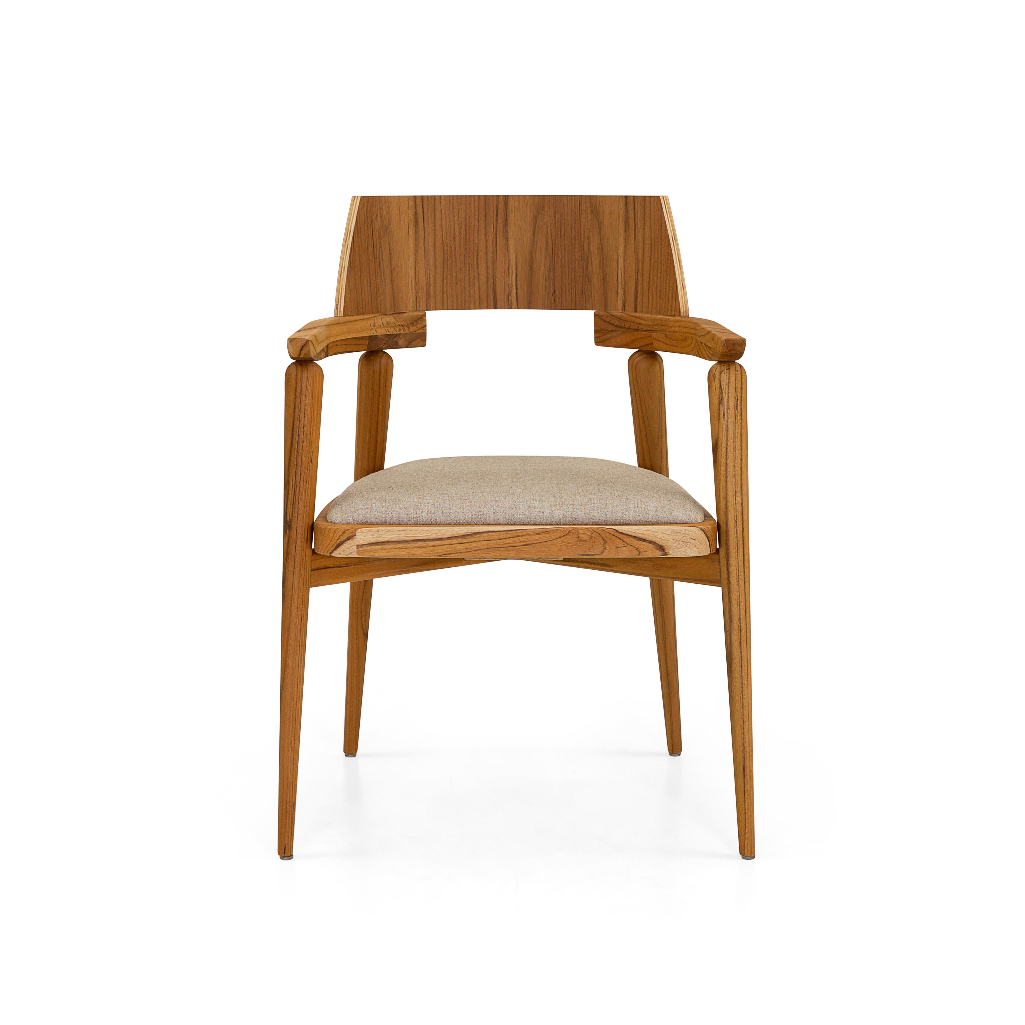 The Bone dining and desk chair is yet another Uultis case piece that combines style and functionality with its structure of solid wood in a teak finish, the backrest in anatomically curved multi-laminated sheet, and a medium-density foam seat