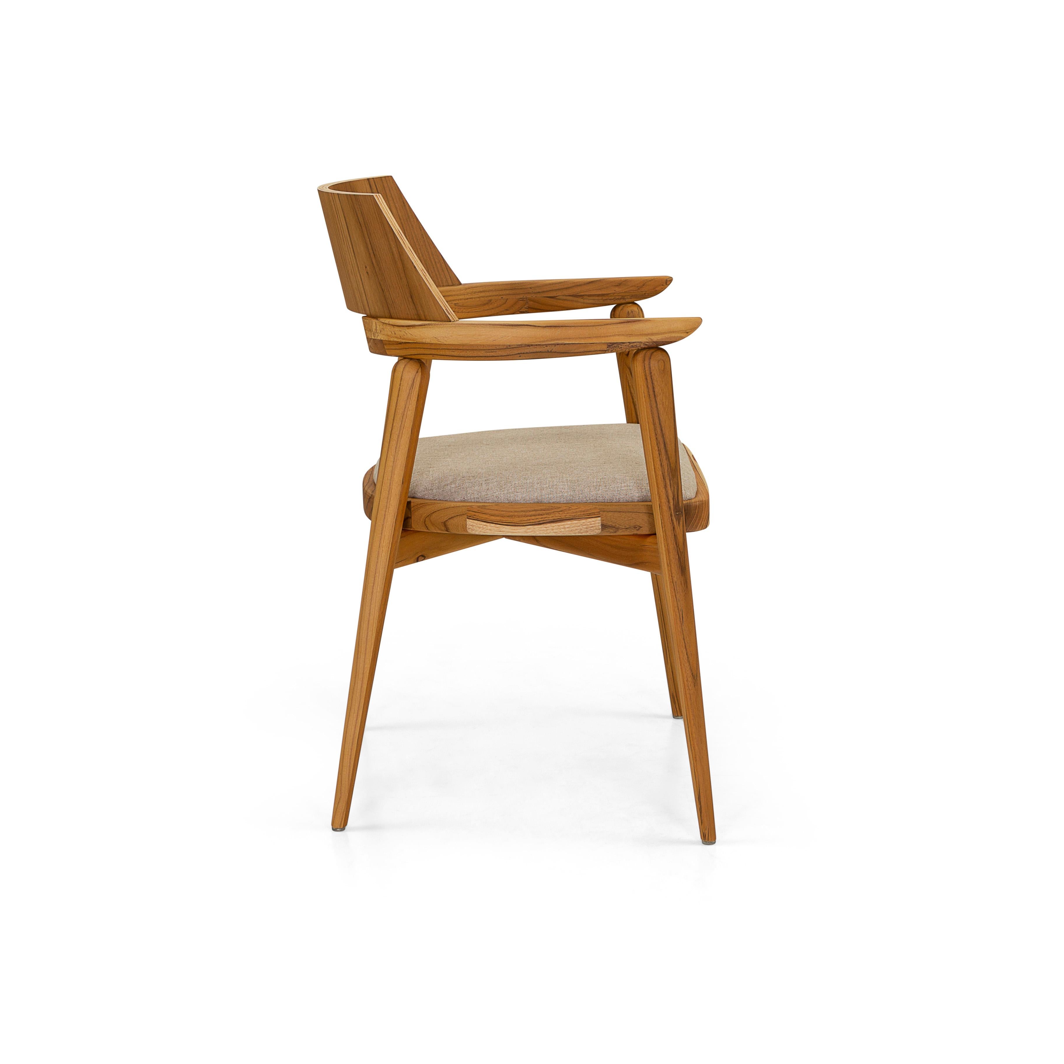 Brésilien Chaise de salle à manger / fauteuil de bureau os avec finition en bois de teck et tissu grège en vente