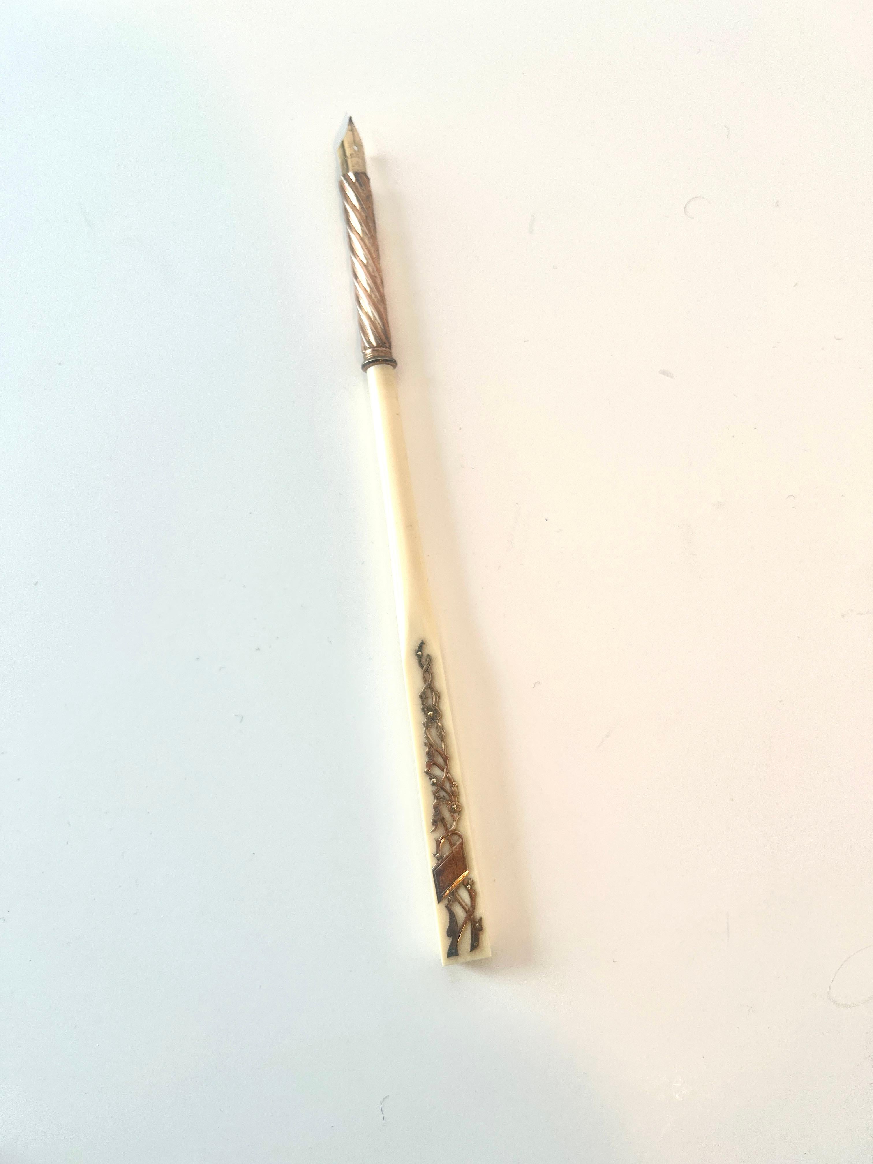 Un magnifique stylo-plume allongé en os avec un motif en or incrusté près du manche et une pointe tourbillonnante en 14k à l'extrémité.

Un stylo parfait pour un bureau sophistiqué avec toutes les pièces les plus raffinées... il ne manque plus qu'un