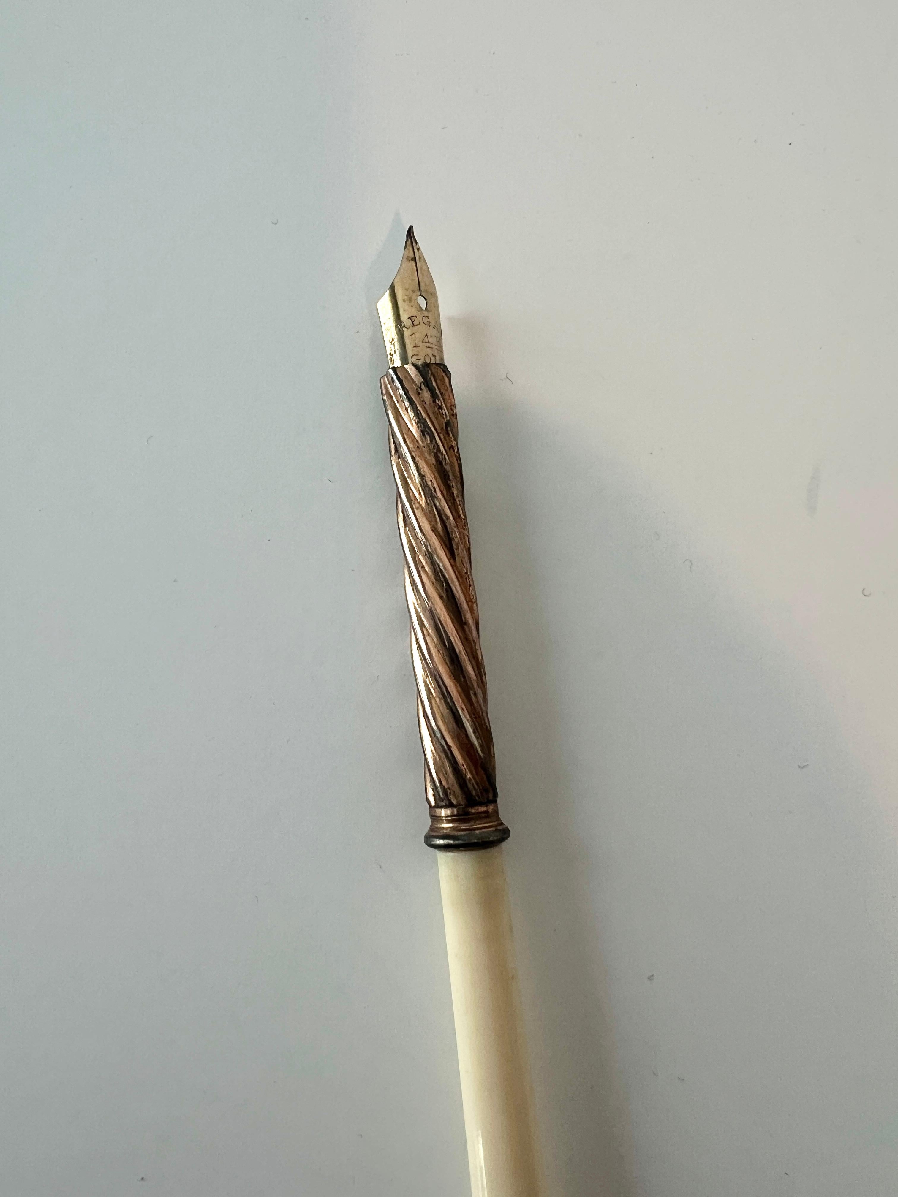 Stylo Plume Os avec incrustation d'or et pointe en or Swirl avec 14k Bon état - En vente à Los Angeles, CA