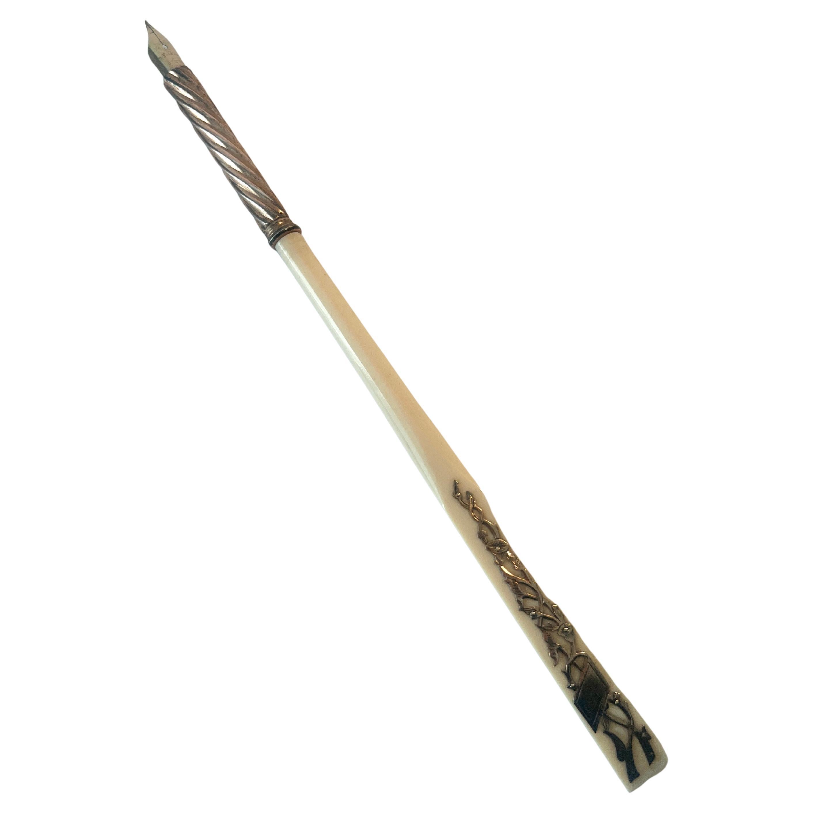 Stylo Plume Os avec incrustation d'or et pointe en or Swirl avec 14k en vente