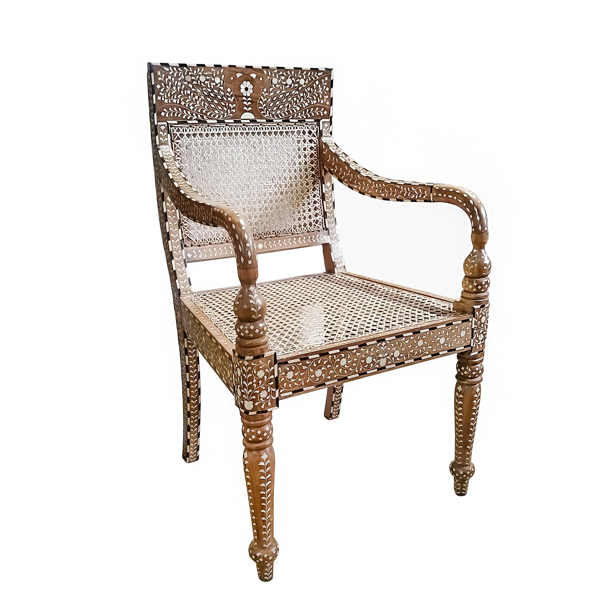 Una bellissima poltrona realizzata a mano in India con legno di teak invecchiato e stagionato naturalmente, intarsiato con osso di provenienza responsabile e canna intrecciata artigianalmente. 

L'intarsio è un'antica tecnica decorativa che prevede