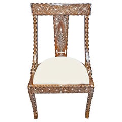 Chaise sans accoudoirs incrustée d'os avec coussin