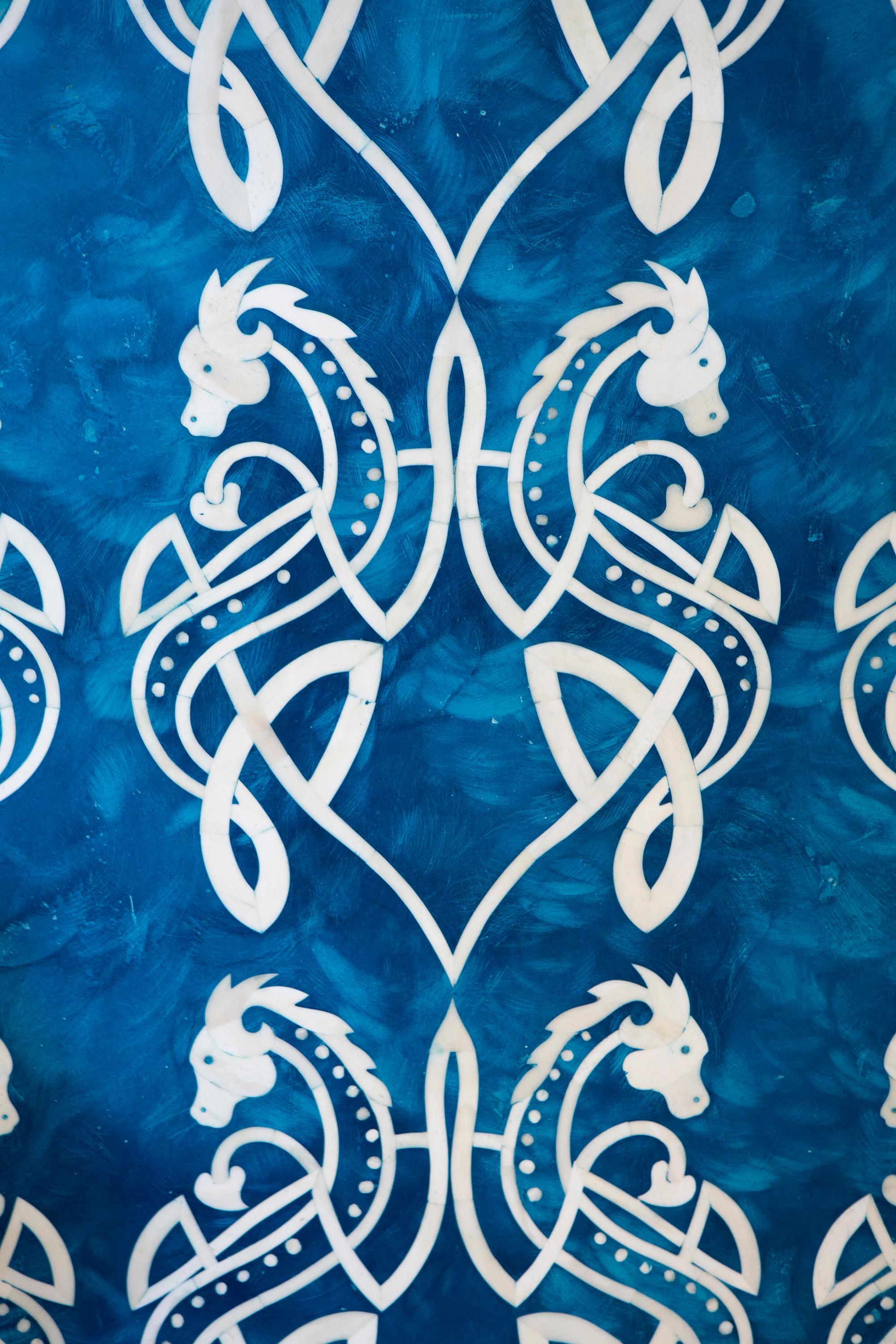 Wandkunst aus blauem Harz mit Knochenintarsien und Keltischem Drachenmuster (Hollywood Regency) im Angebot
