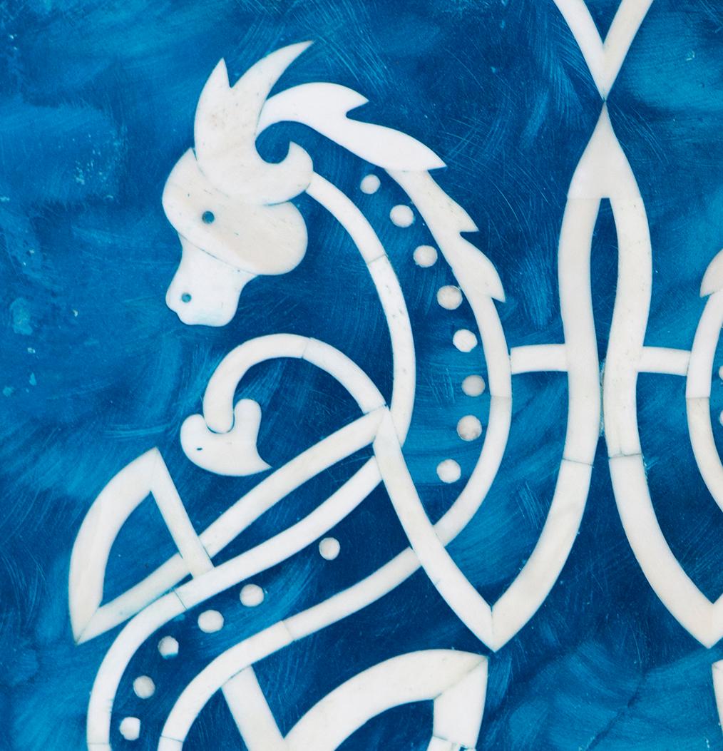 Wandkunst aus blauem Harz mit Knochenintarsien und Keltischem Drachenmuster (Handgeschnitzt) im Angebot