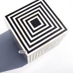 Mesa auxiliar compacta con incrustaciones de hueso en color y diseño a elegir by House of Jaipur