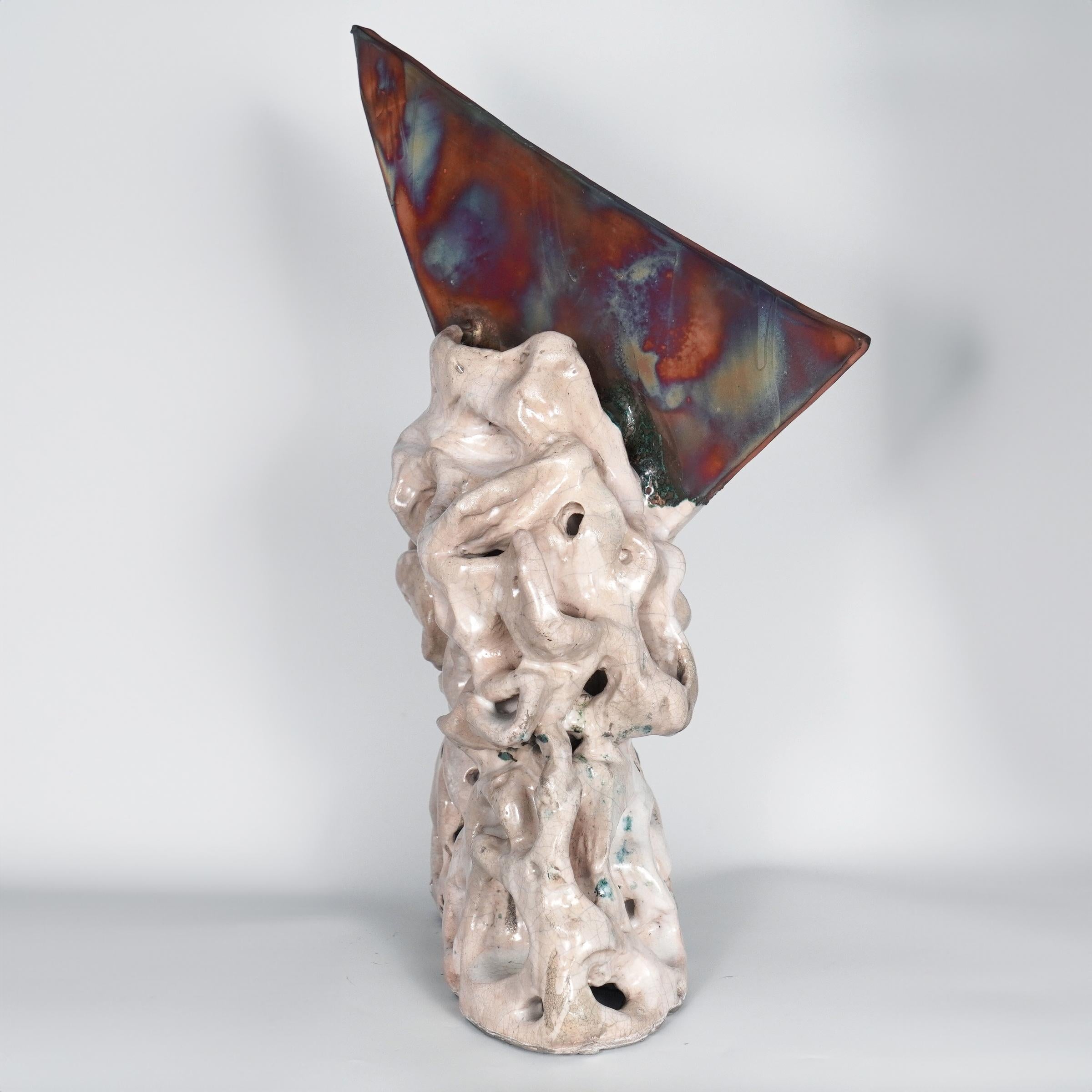 BONES - Una serie di sculture in ceramica cotta raku che esplora le complessità del genere umano scavando nel profondo.

Misura:
Altezza: 21 pollici
Larghezza: 14 pollici
Lunghezza: 9 in

Questa serie esplora le domande e le curiosità sulla vita e