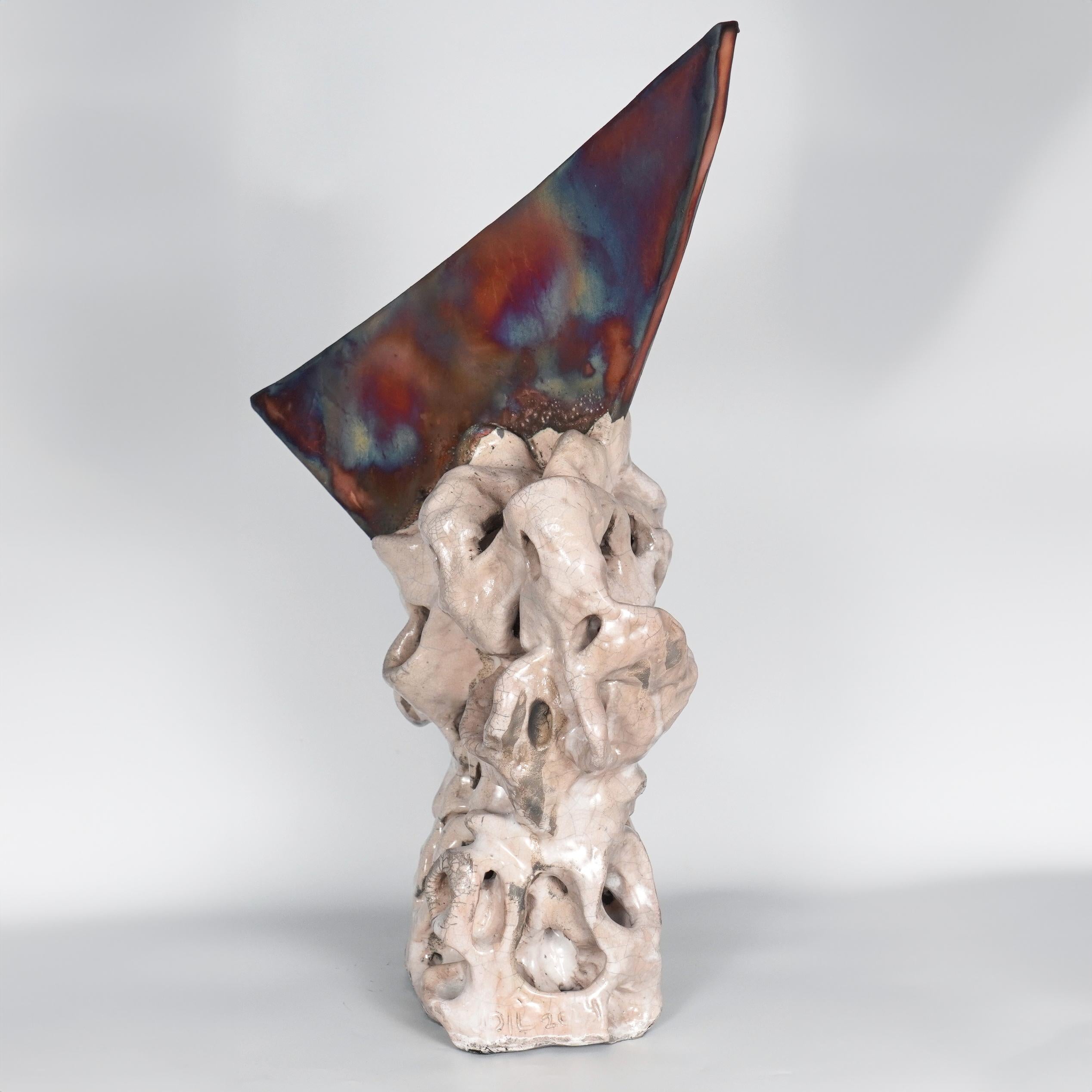 Moderno Serie Bone - Inumano -  Scultura in ceramica Raku di Adil Ghani in vendita