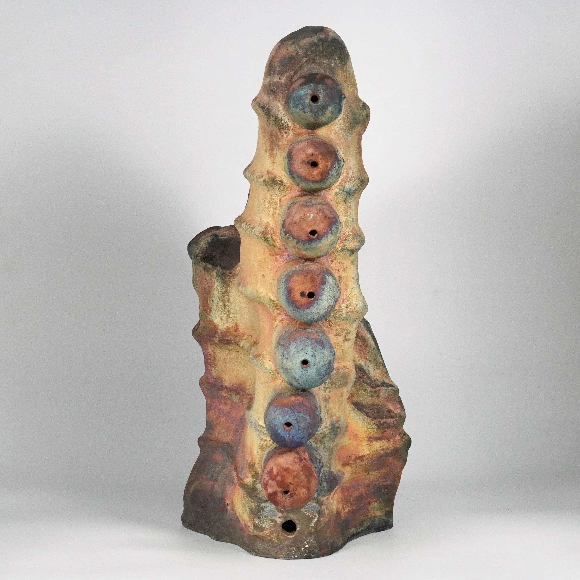 BONES - Une série de sculptures en céramique cuite au raku qui explore les complexités de l'humanité en creusant au plus profond de soi.

Mesure :
Hauteur : 12 in
Largeur : 14 in
Longueur : 4 pouces

Cette série explore les questions et les