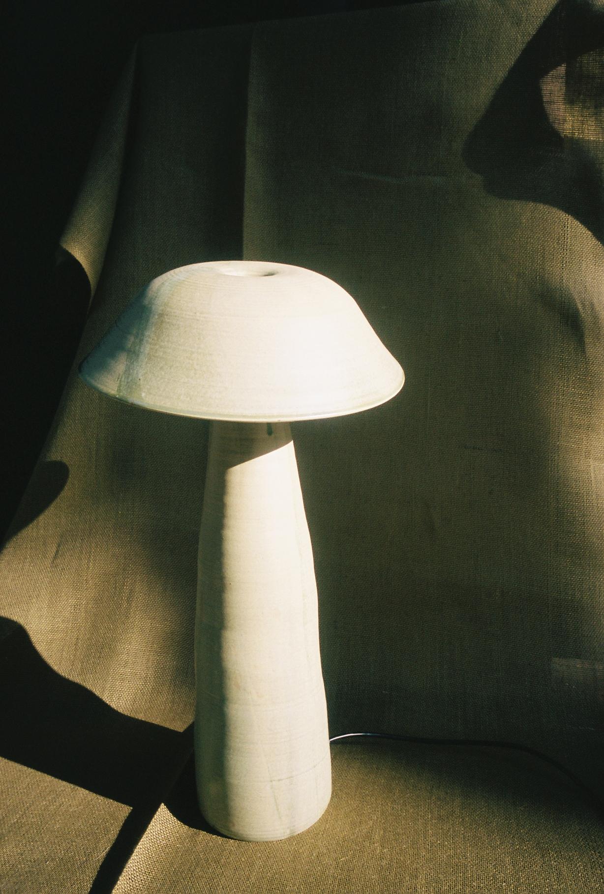 Lampe à champignon moyenne en os blanc brut de Nick Pourfard
Dimensions : Ø 38 x H 56 cm.
Matériaux : céramique.
Différentes finitions disponibles. Veuillez nous contacter.

Toutes nos lampes peuvent être câblées en fonction de chaque pays. Si