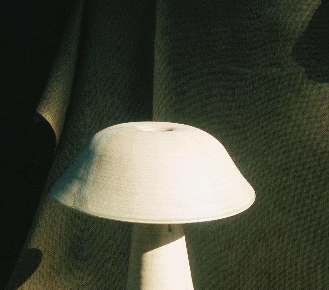 Postmoderne Lampe champignon brute blanc os de taille moyenne par Nick Pourfard en vente