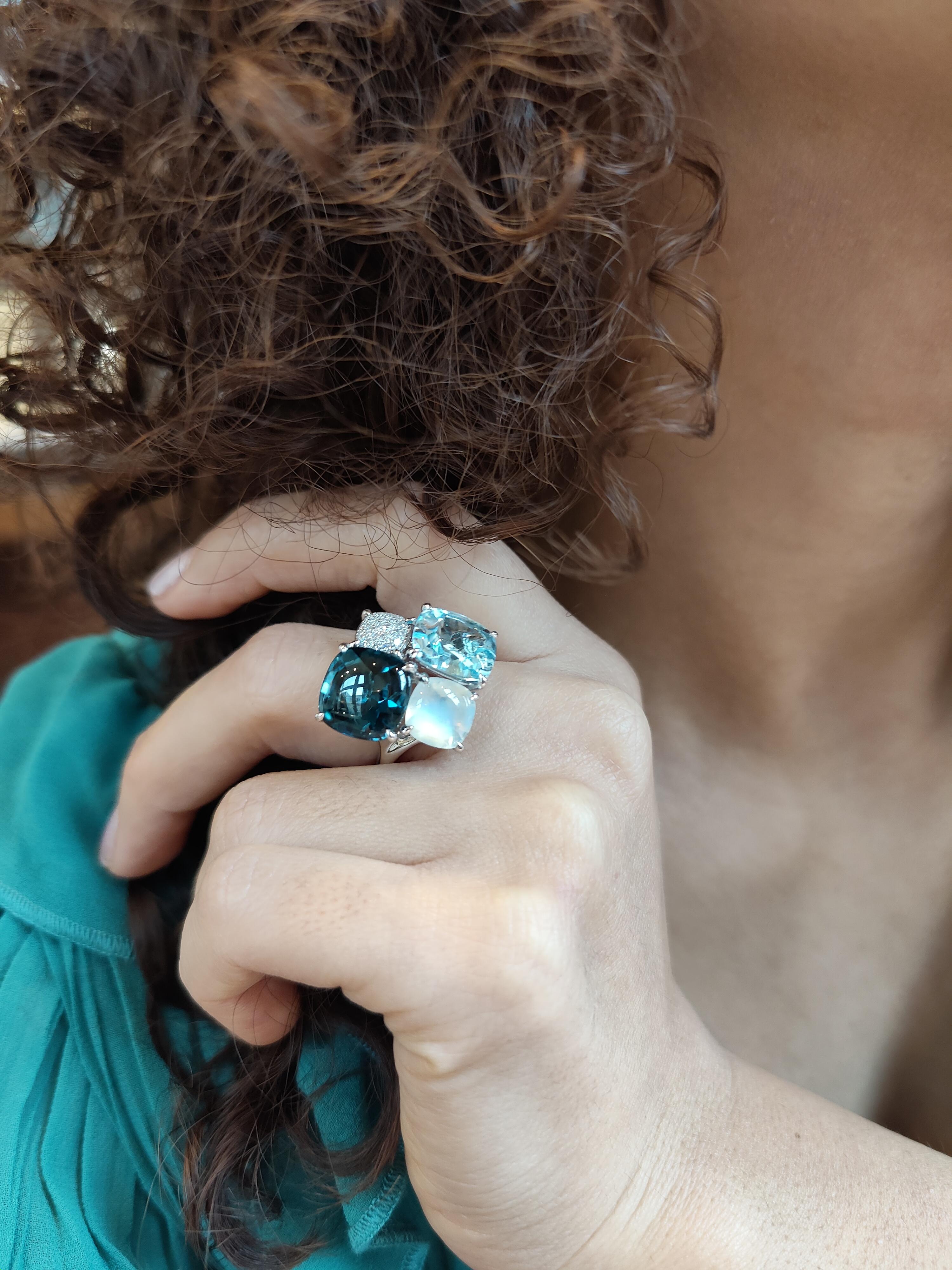 Une couleur riche, un éclat abondant et un contraste saisissant se combinent pour rendre cette bague exceptionnelle.

Cette magnifique bague cocktail en or blanc 18 carats aux nuances bleues présente une topaze bleue de Londres taillée en coussin,