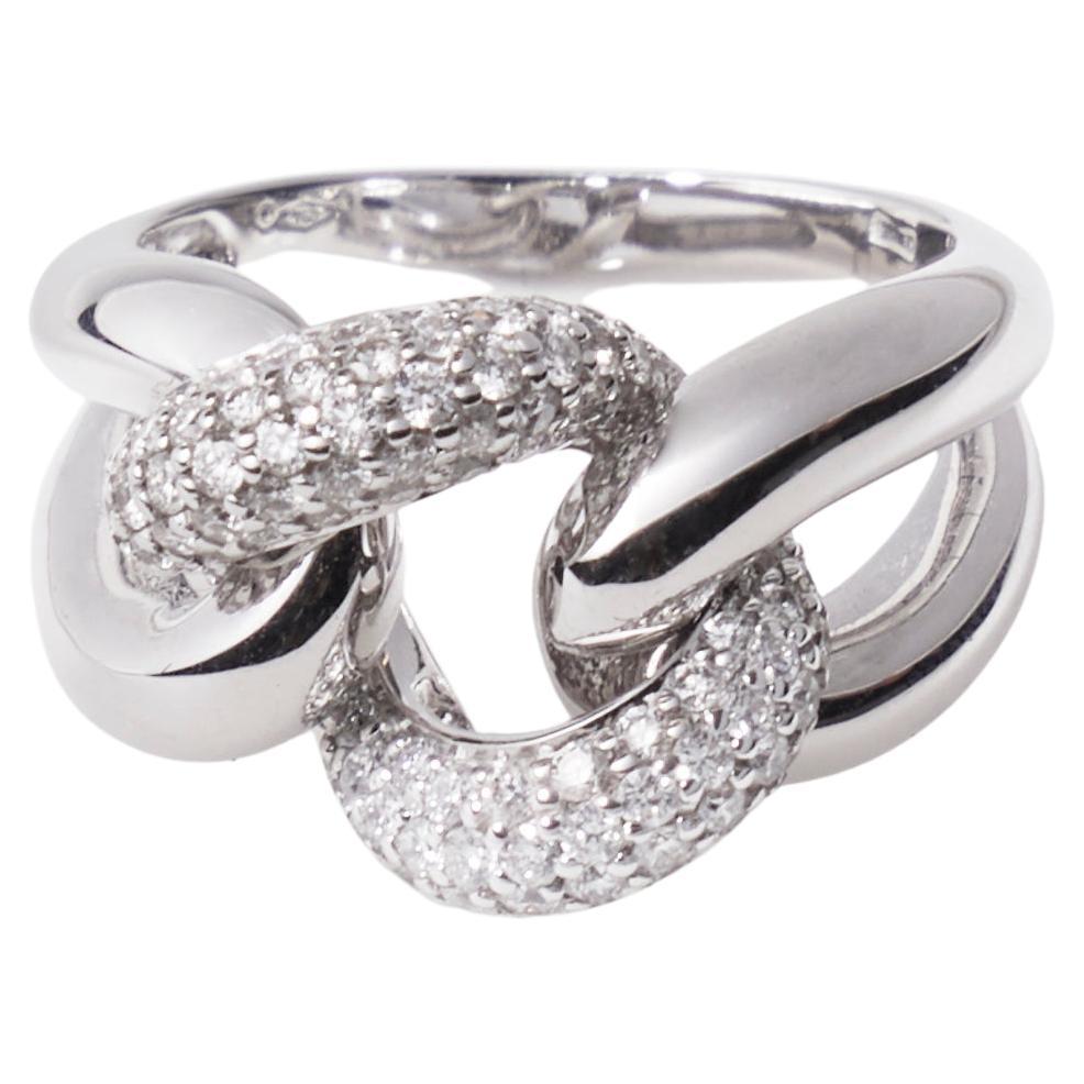 This inventive chain link ring shines thanks to a central loop encrusted with 1.27ct glittering pavé diamonds. Luminous 18kt white gold links join on either side, completing this fresh and fashionable ring.

This perfect every day ring is a European