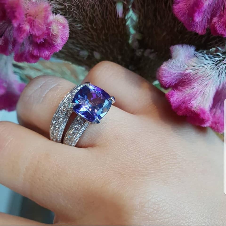18 karat white gold ring set with 0.46 ct diamonds and a 4.29 carat cushion cut beautiful quality tanzanite inspired by a famous Amsterdamse School Style bridge.

Ring size 53 which is a US size 6.5. This ring can be resized within approx 2-3 sizes