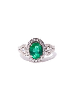 Bague de fiançailles en or blanc avec émeraude ovale de 1,50 carat et diamants
