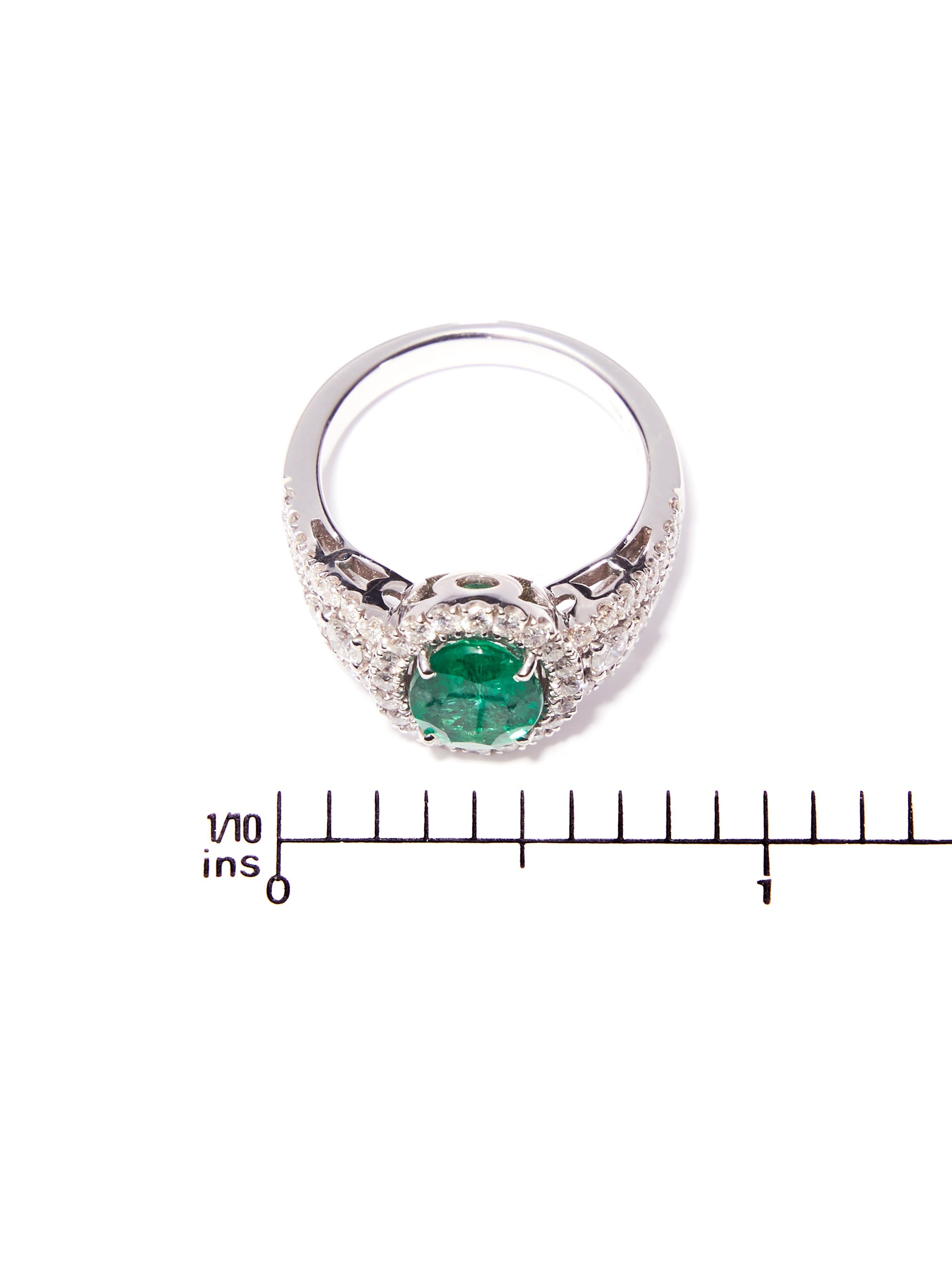 White Gold Engagement Ring with 1.50 Carat Oval Emerald and Diamonds In New Condition In Amsterdam, NL