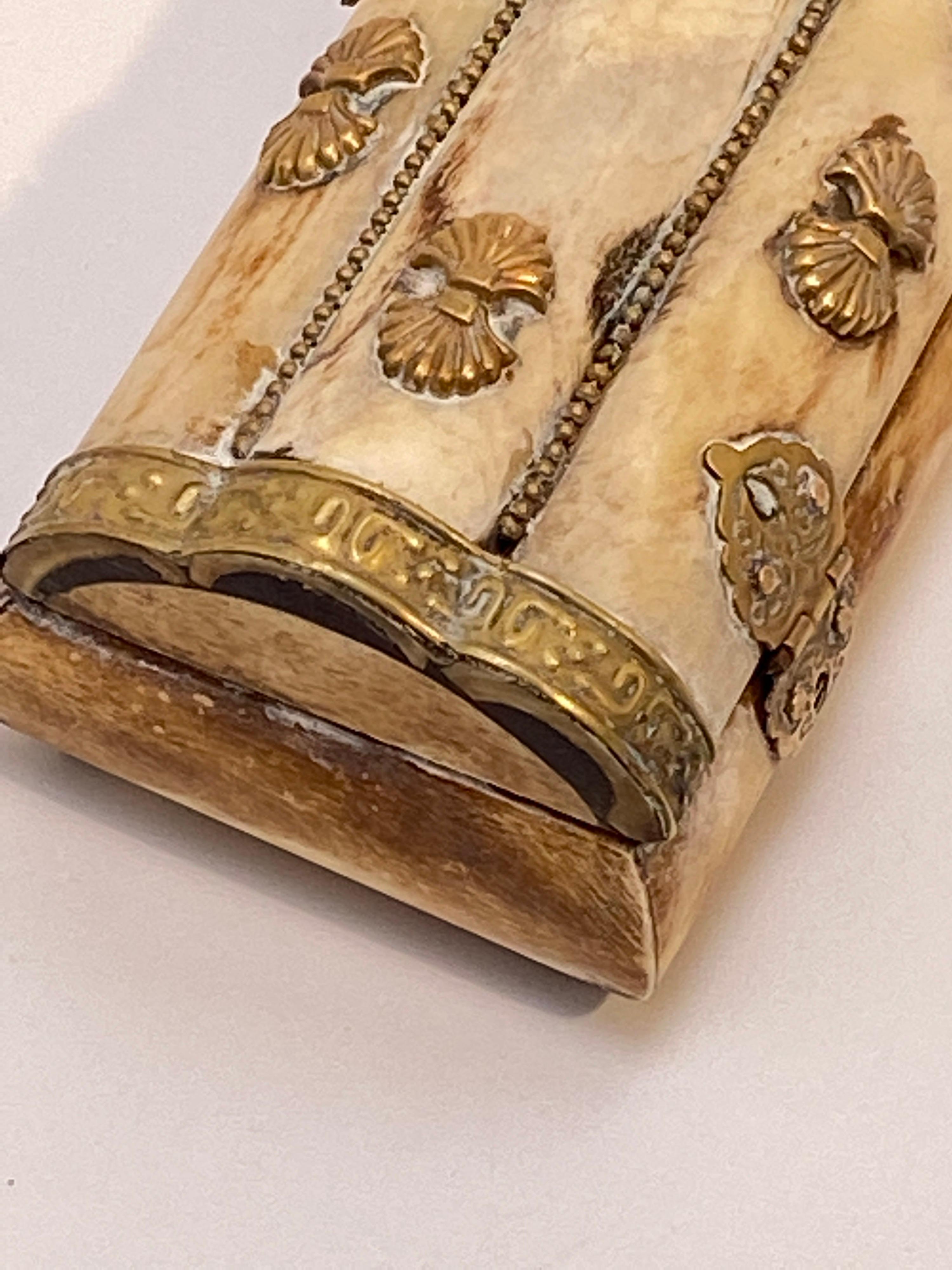 Indien Boîte à os avec éléments décoratifs en laiton, Inde, XXe siècle en vente