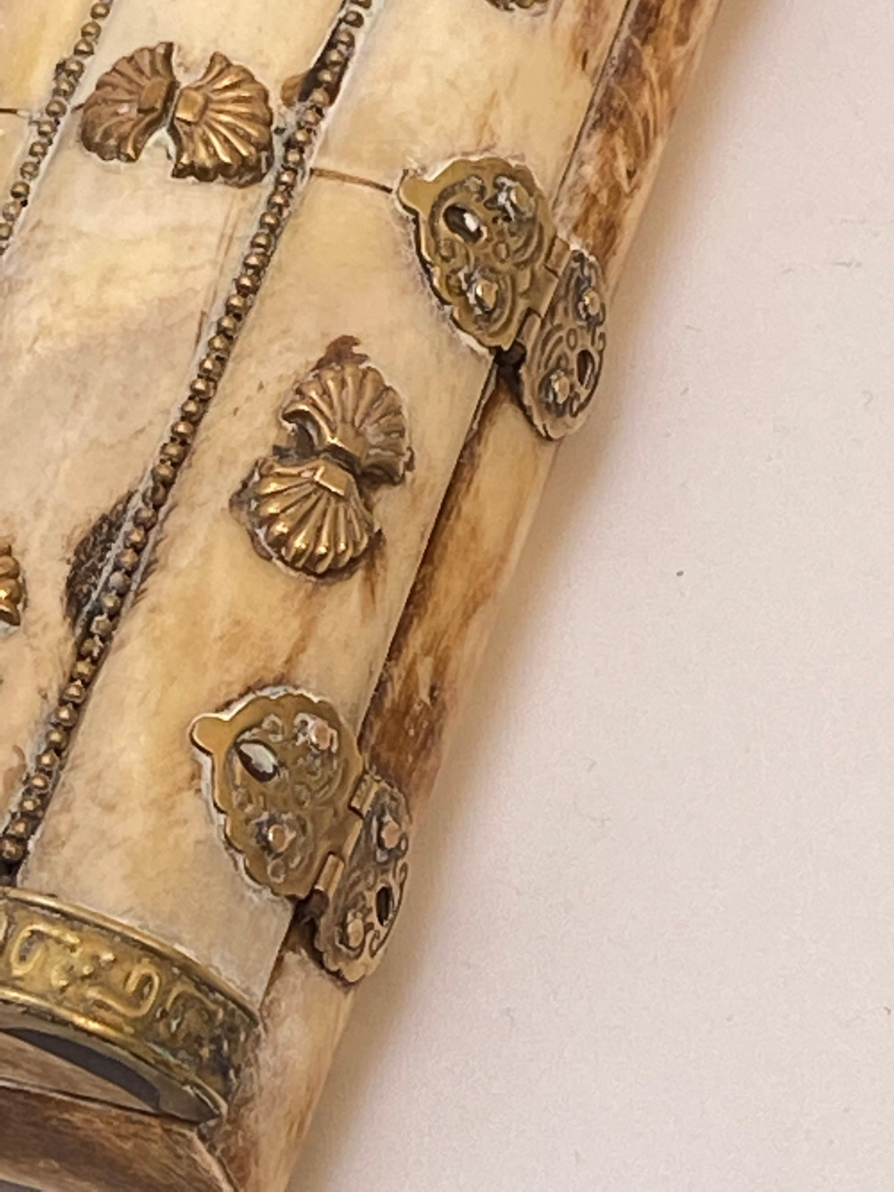 Fait main Boîte à os avec éléments décoratifs en laiton, Inde, XXe siècle en vente