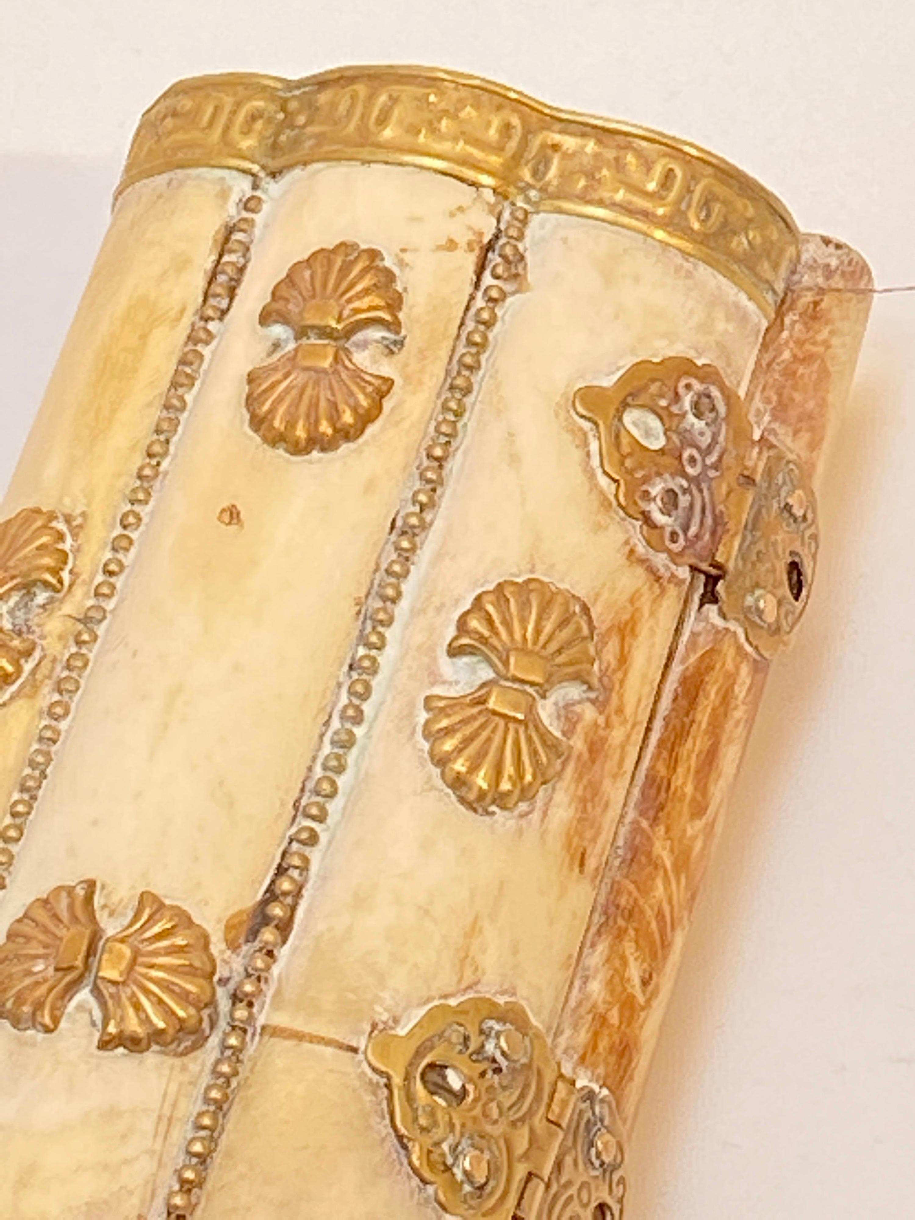 Boîte à os avec éléments décoratifs en laiton, Inde, XXe siècle Bon état - En vente à Auribeau sur Siagne, FR