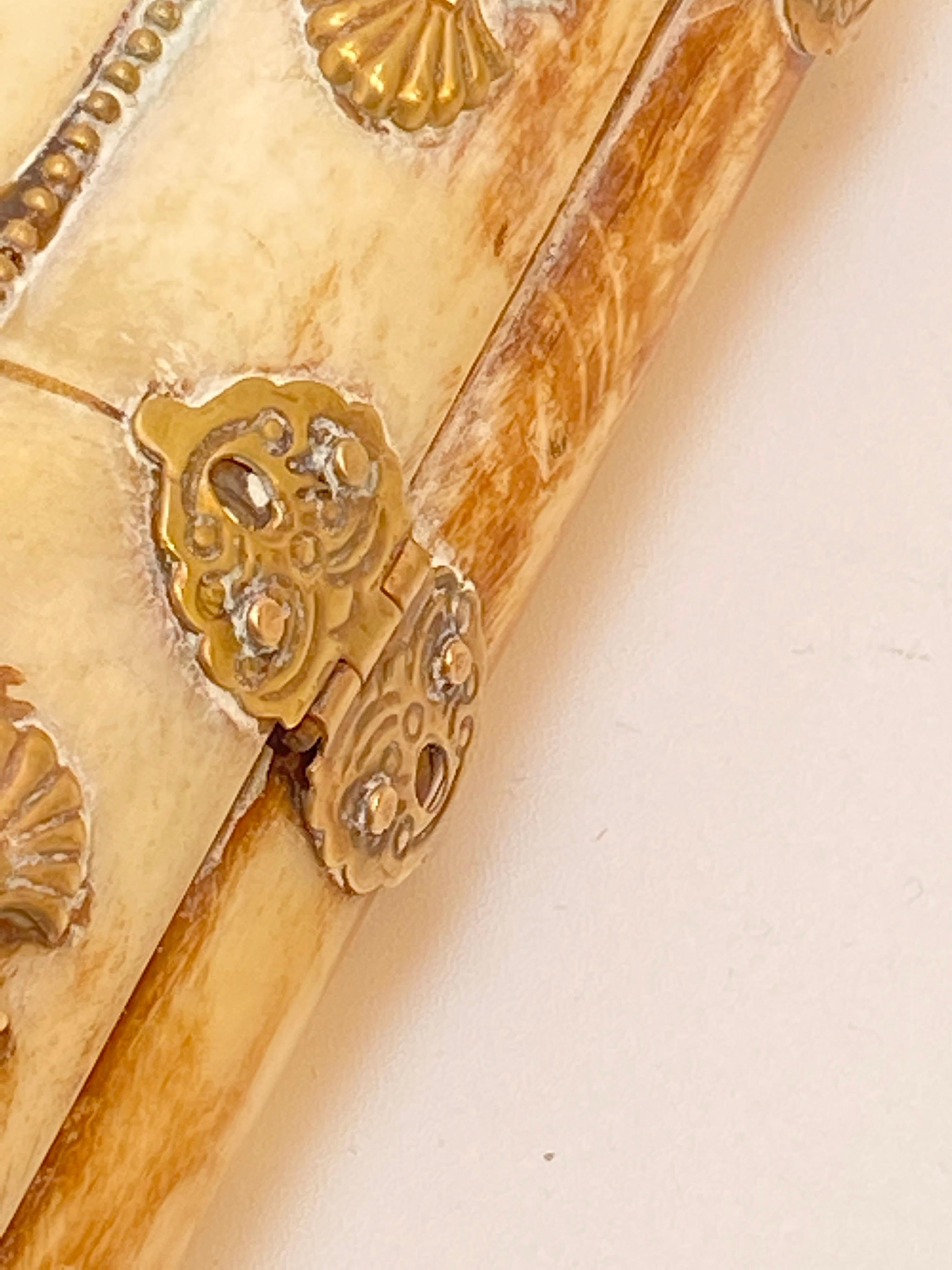 Fin du 20e siècle Boîte à os avec éléments décoratifs en laiton, Inde, XXe siècle en vente