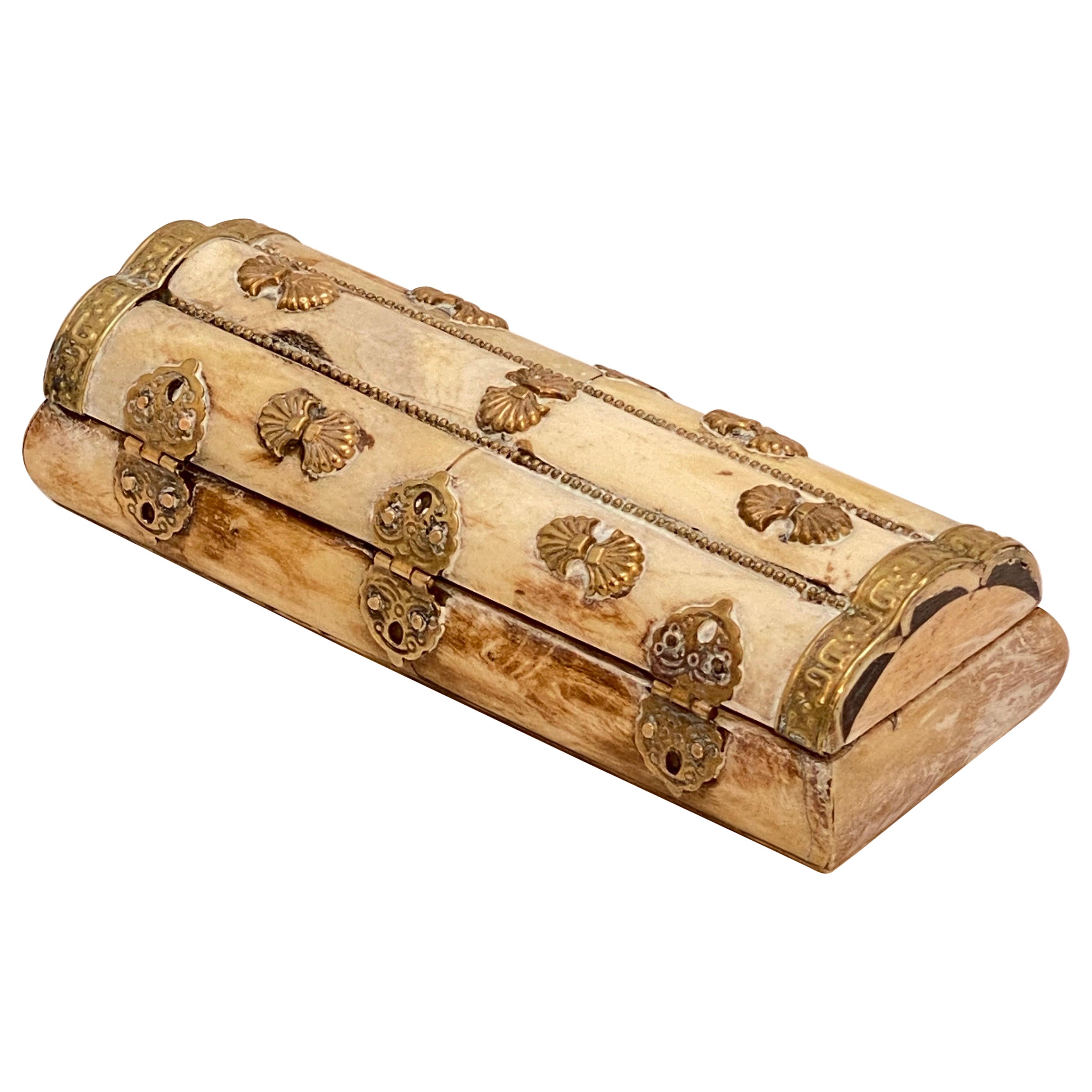 Caja de Huesos con Elementos Decorativos de Latón, India Siglo XX en venta