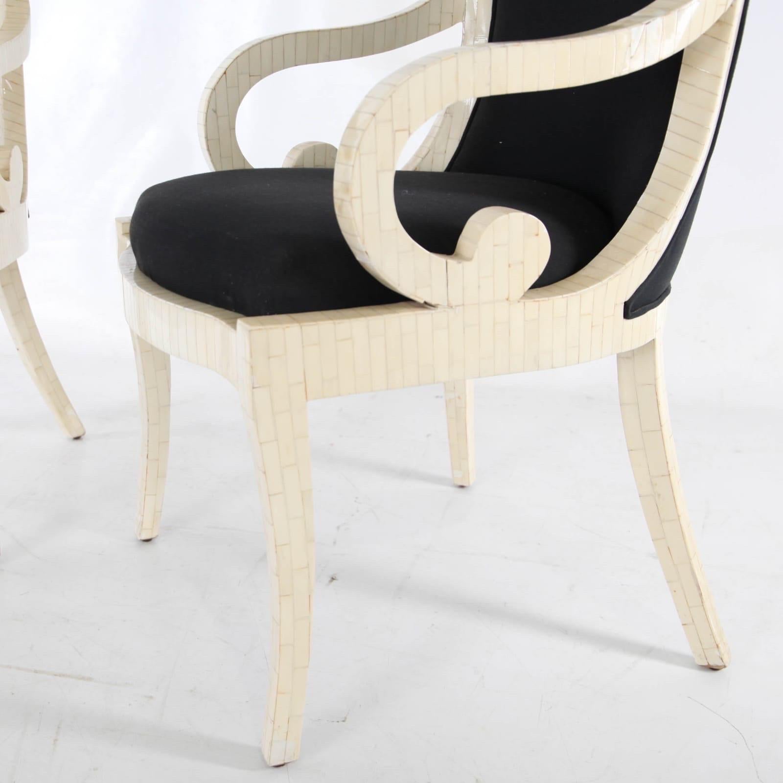Par de sillones con incrustaciones de huesos en venta 1