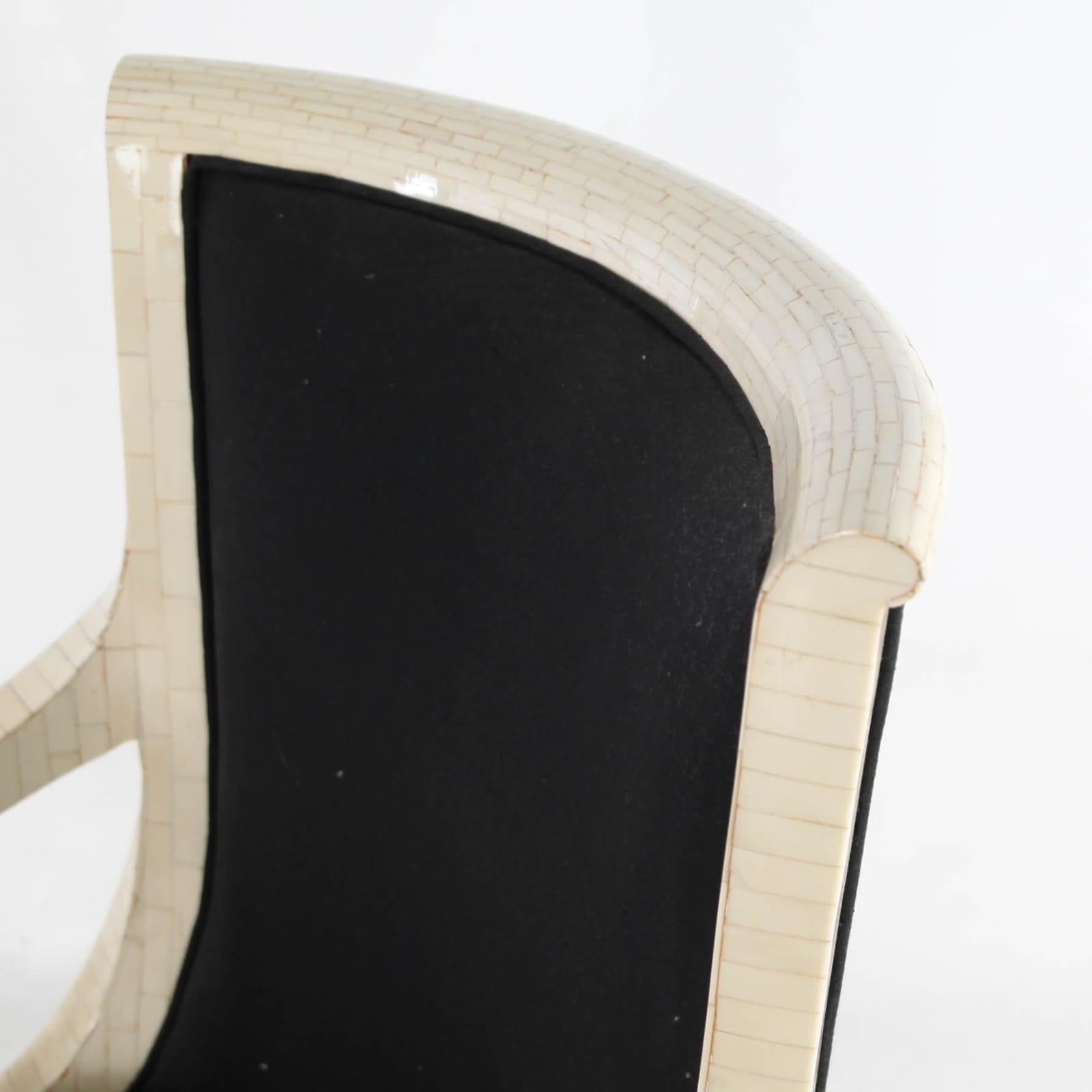 Par de sillones con incrustaciones de huesos en venta 2