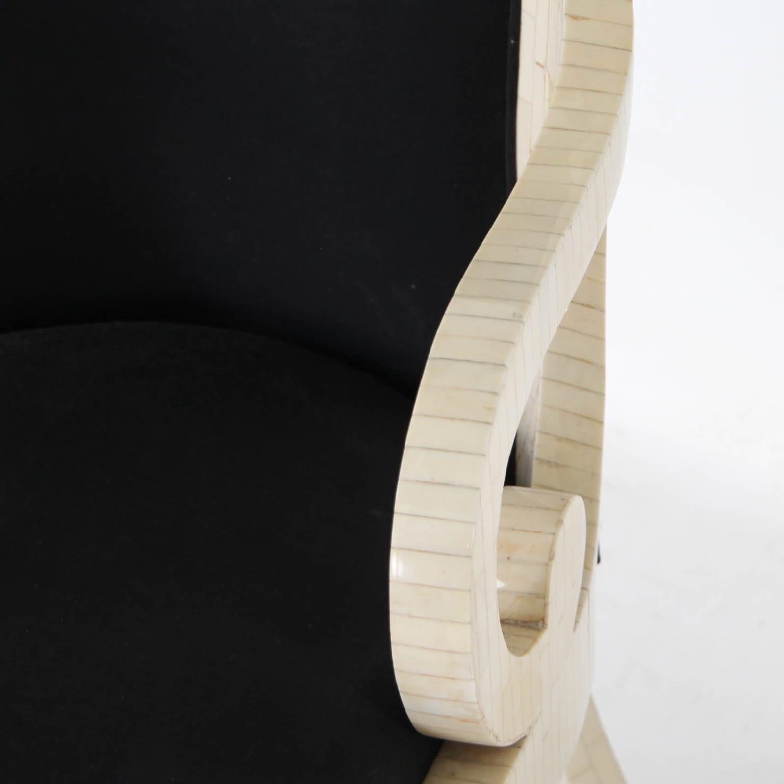 Par de sillones con incrustaciones de huesos en venta 3