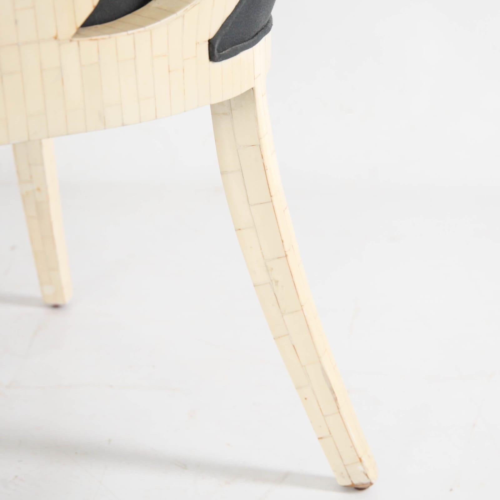 Par de sillones con incrustaciones de huesos en venta 4