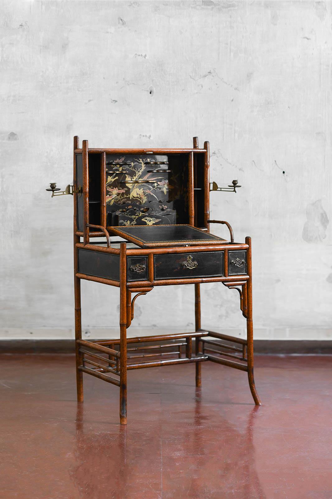Bonheur du Jour in Bamboo and Lacquer, in the style of the maison Perret & Vibert, France Late 19th Century
Product details
From the residence of Antonello Falqui – Falqui Collection.
Upper section with a central drop-down door lacquered with plant