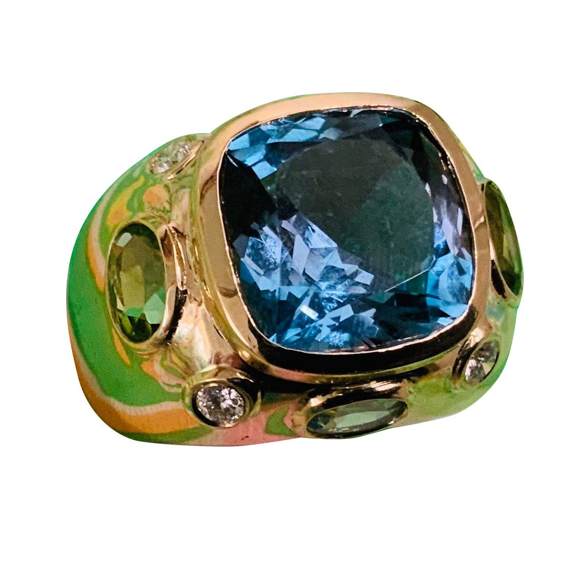 Bonheur Ring, dunkelblauer Topas, Peridot, blauer Topas und Diamant gewölbter Ring