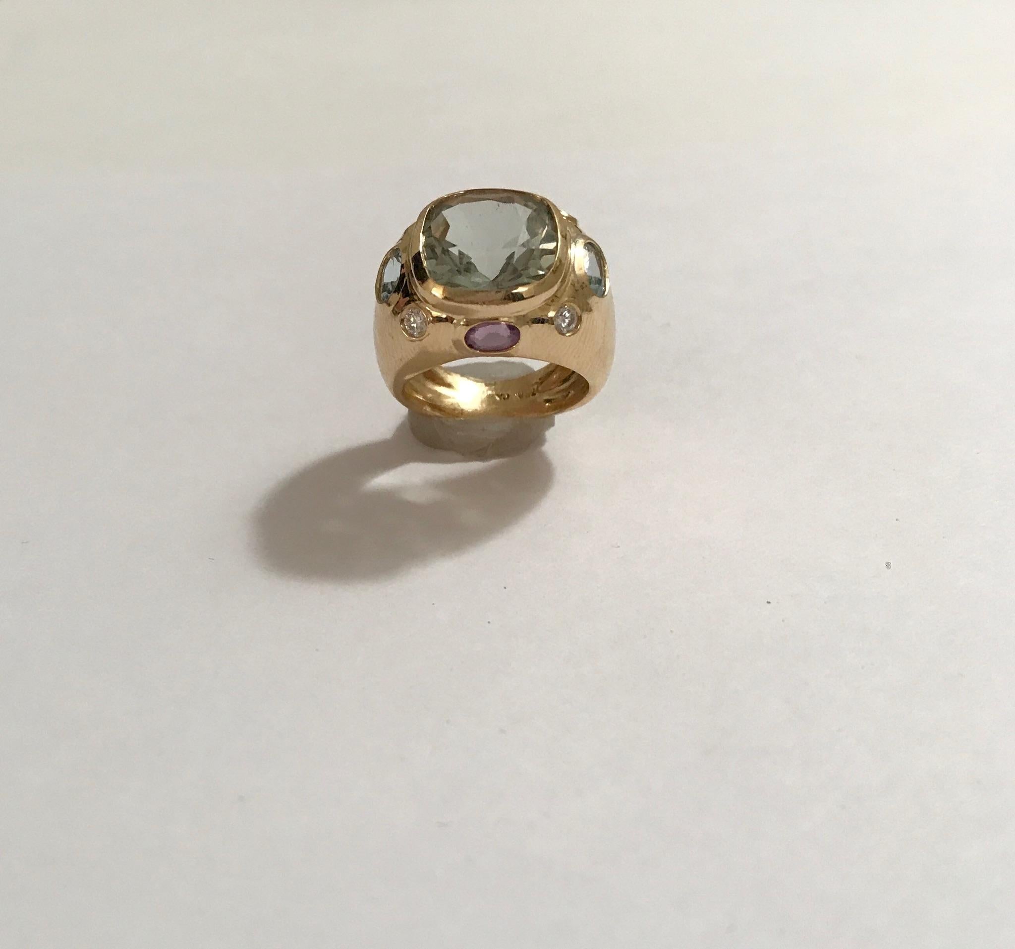 Bonheur Ring, gewölbter Ring aus Gelbgold mit grünem Amethyst, Amethyst und blauem Topas im Angebot 7