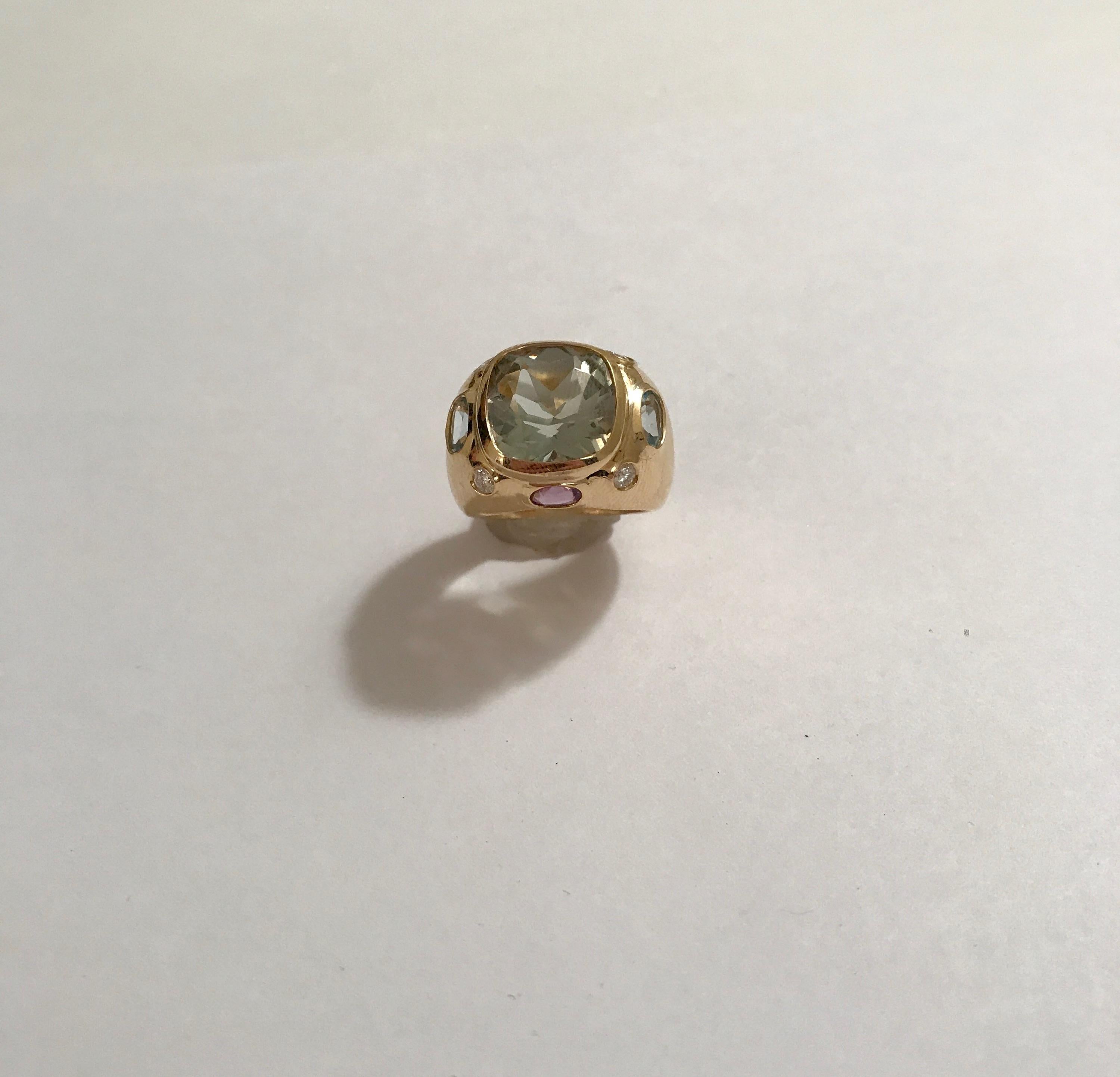 Bonheur Ring, gewölbter Ring aus Gelbgold mit grünem Amethyst, Amethyst und blauem Topas im Angebot 8
