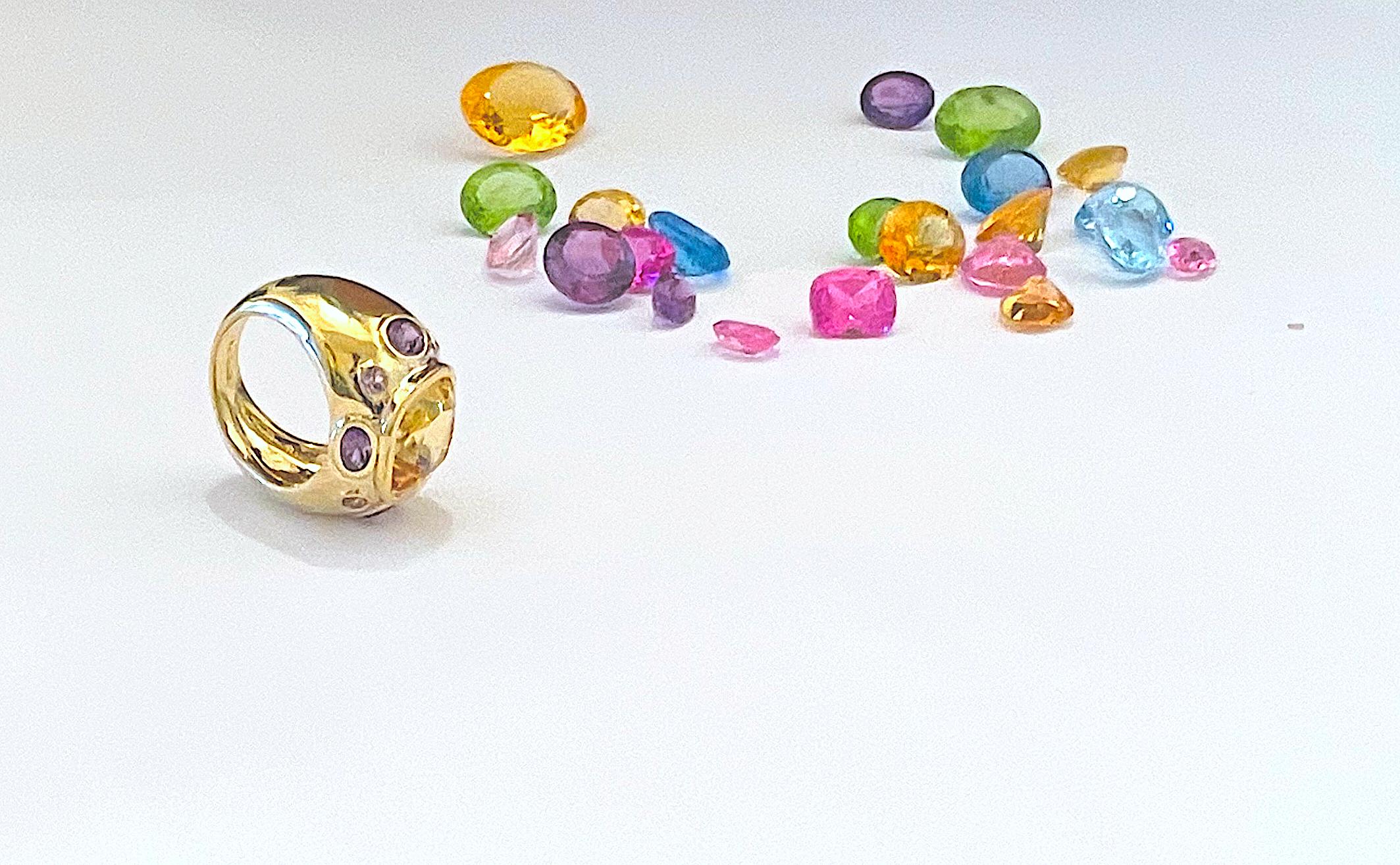 Bague BONHEUR : Bague dôme en or jaune 18 carats avec citrine centrale facettée de taille coussin accentuée par quatre améthystes ovales facettées serties en chaton et des pierres rondes améthystes pâles serties en chaton.

Cette bague est