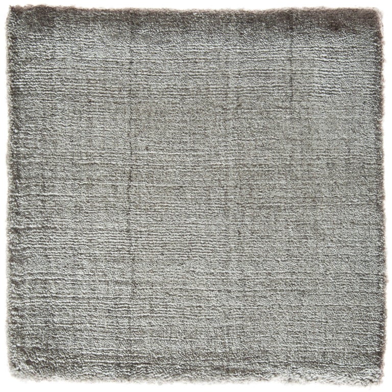 Silberner grauer Bambus-Seide-Teppich, handgewoben, minimalistisch,  luxuris, neutral im Angebot bei 1stDibs Deutschland