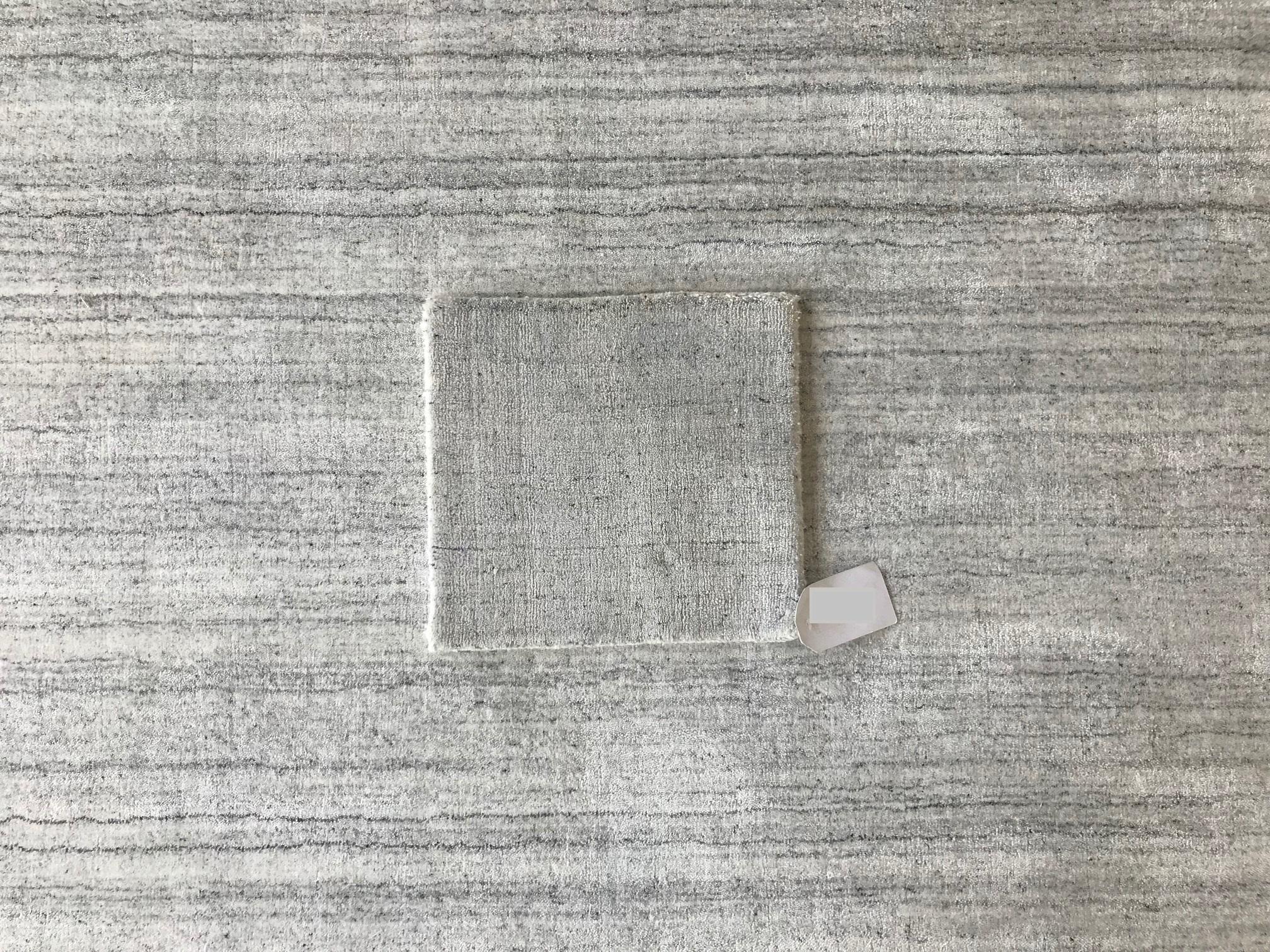 Handgewobener, modernistischer, neutraler Teppich aus massiver Bambusseide in Weiß und Silber in maßgefertigten Größen (Indisch) im Angebot