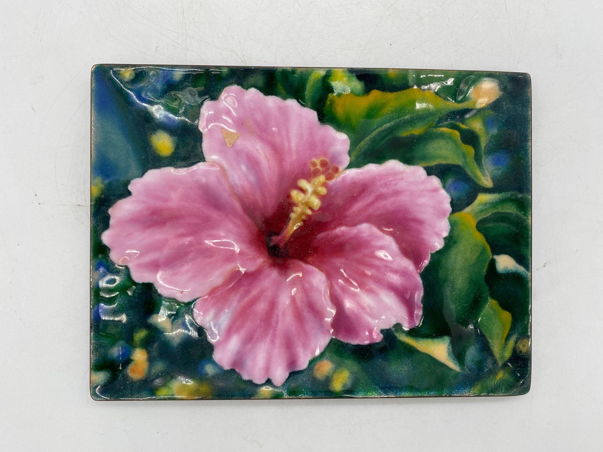 Dieser farbenfrohe und detailreiche dekorative Cloisonné-Teller ohne Signatur von Bonne Couleur in Galvanotechnik zeigt einen rosafarbenen Hibiskus in voller Blüte. Die glänzende Emailleoberfläche unterstreicht die dreidimensionale Textur und die